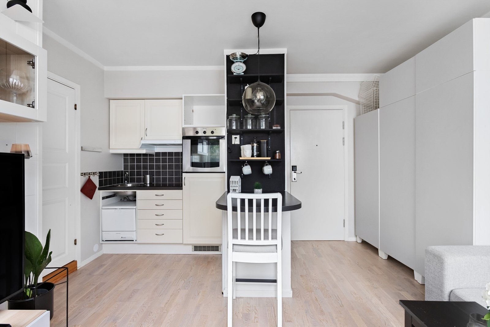 Praktiske garderobeskap like innenfor døren med god oppbevaringsplass. Galleribilde