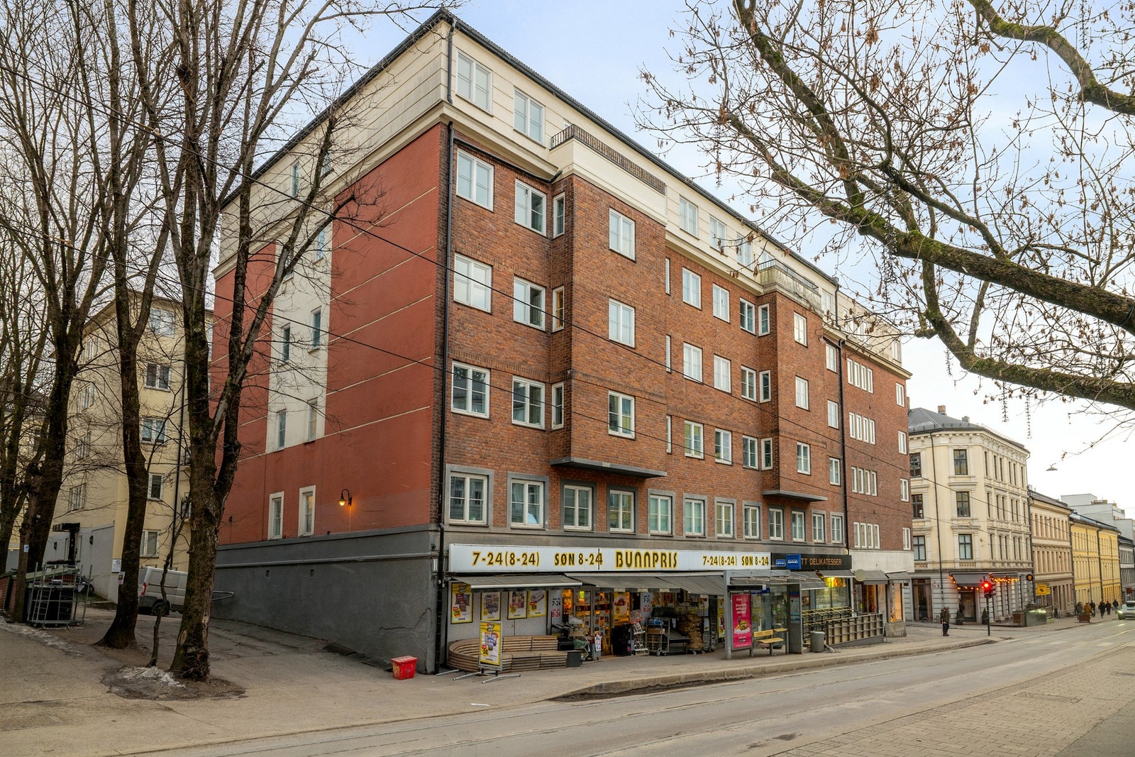 Leiligheten har en fin og sentral beliggenhet mellom Bislett og Adamstuen. Her bor du med kort gange til flere butikker, restauranter, kaféer og kollektivtransport. Galleribilde
