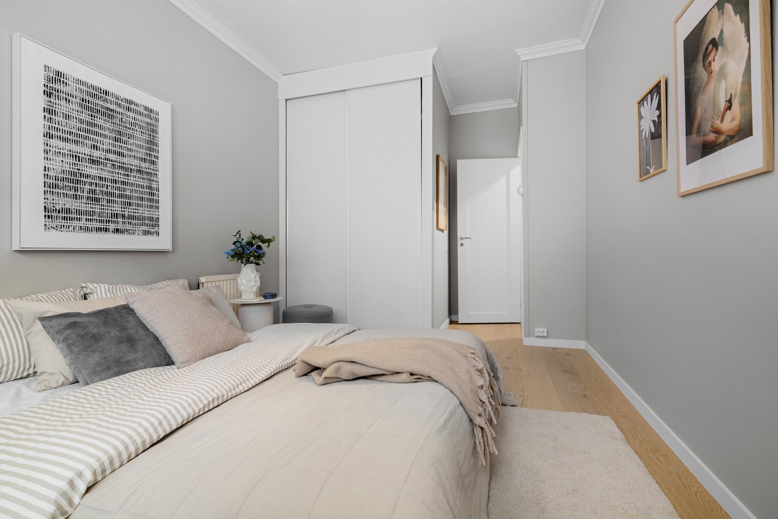 På soverommet er det god oppbevaringsplass i stor plassbygget skyvedørsgarderobe. Galleribilde