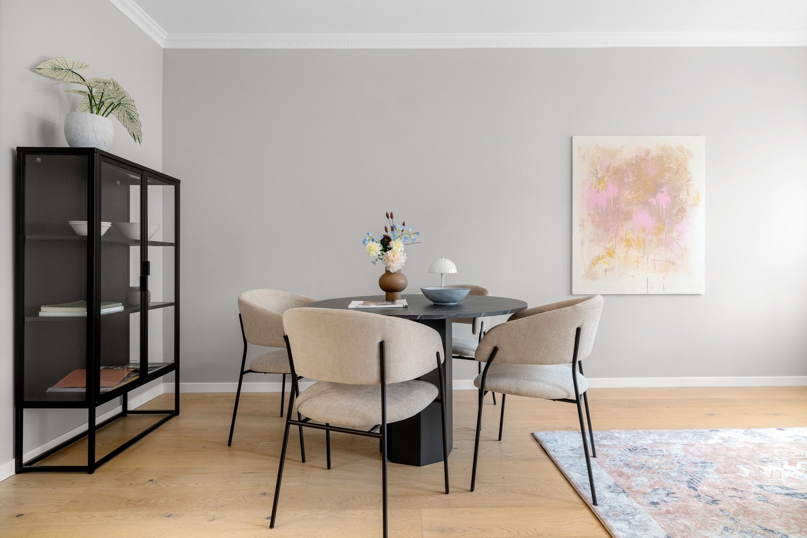 Stuen har god standard med pen enstavs parkett på gulv og nymalte overflater malt i en tidløs farge i 2025. I himlingen er det klassisk stukkatur og en søt rosett. Galleribilde