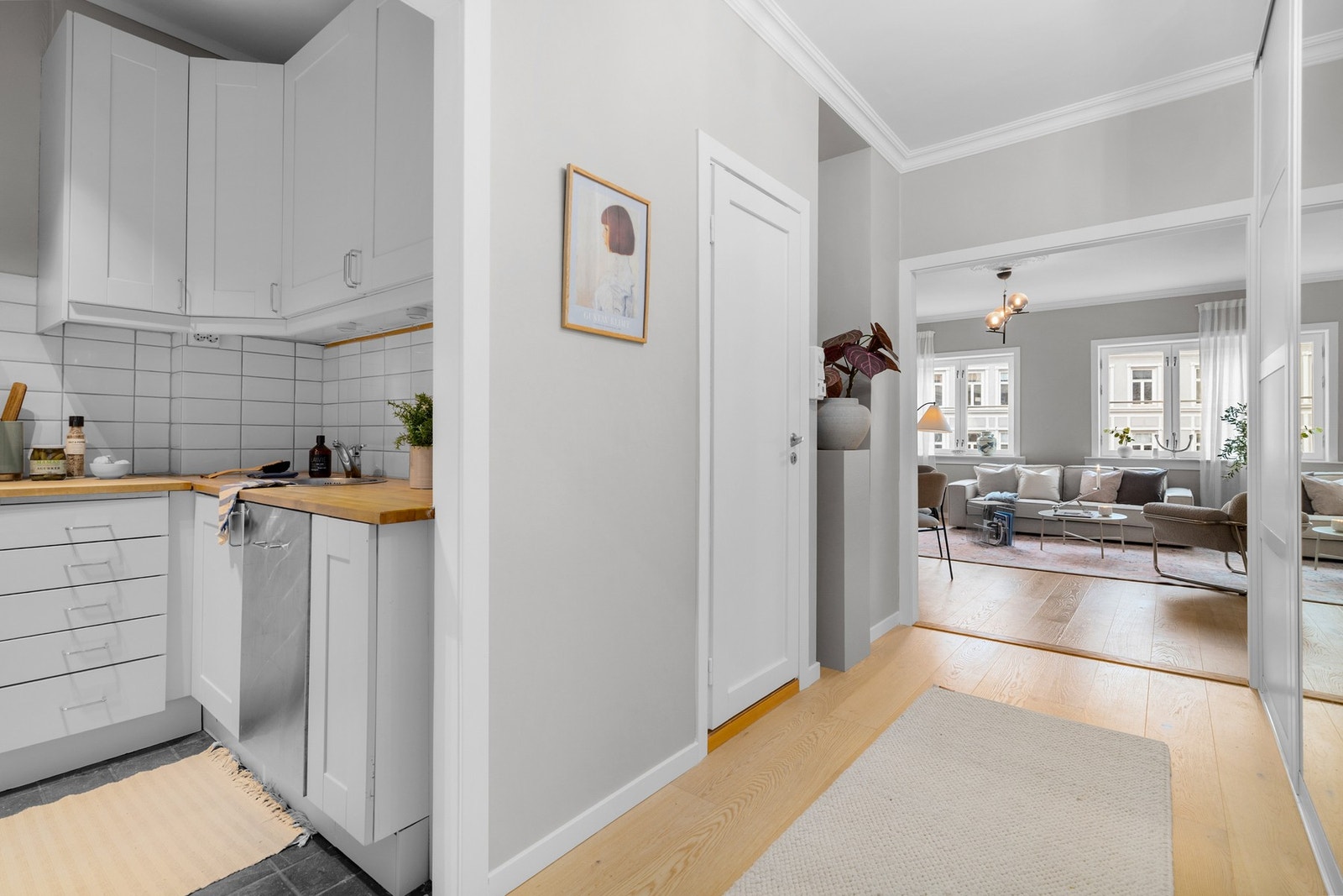 Leiligheten ligger i byggets 3. etasje, og har en gjennomgående planløsning med lettmøblerte rom. Galleribilde