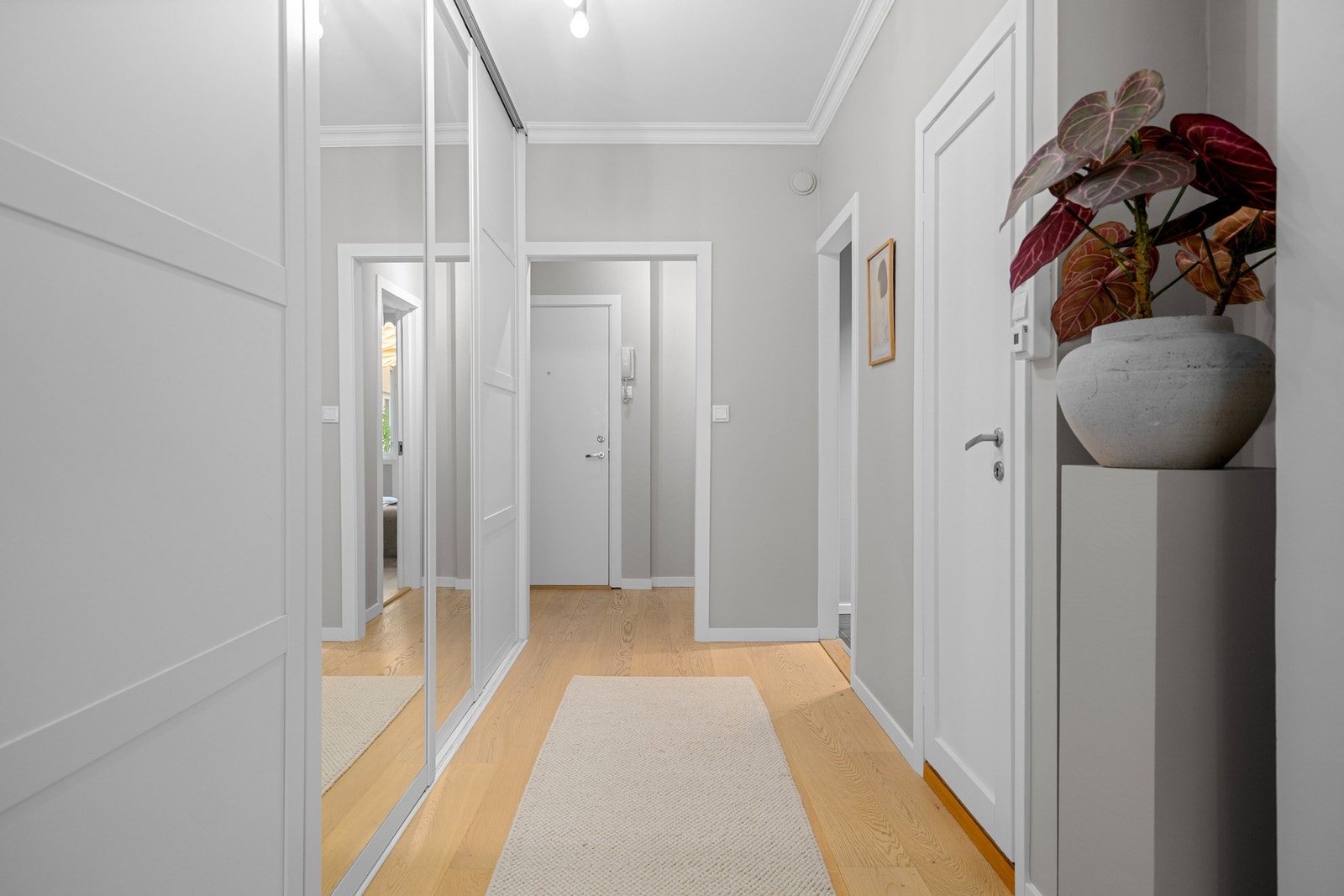 Du ønskes velkommen inn i en romslig entré med god standard. Galleribilde