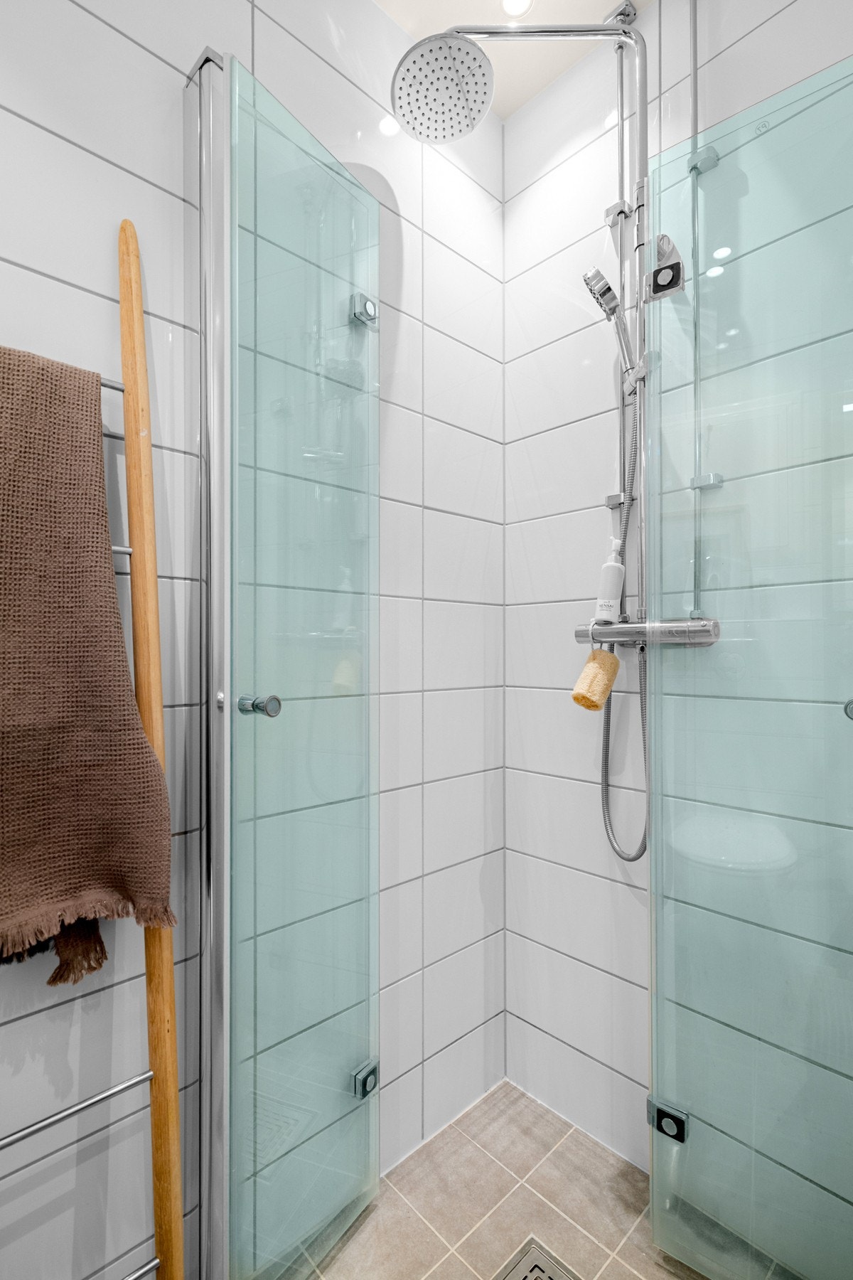 Baderommet har tidløse fliser på gulv og vegger, deilig gulvvarme og downlights i himlingen. Galleribilde