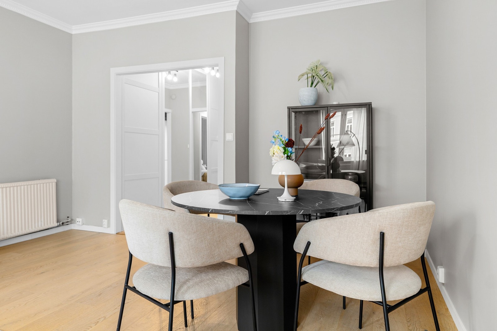 Leiligheten holdes god og lun på vinterstid med vannbåren varme til radiatorer. Både oppvarming, varmtvann og tv/bredbånd er inkludert i felleskostnadene. Galleribilde