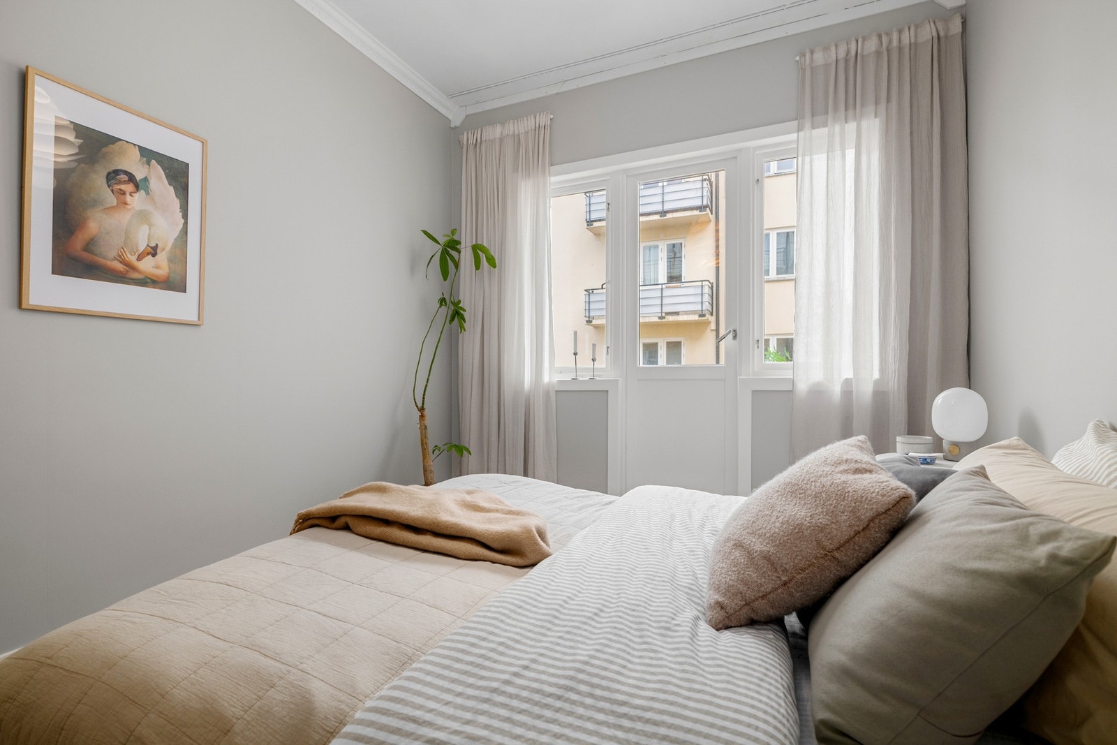 Soverommet har god standard med pen enstavs parkett på gulv og nymalte overflater. Galleribilde