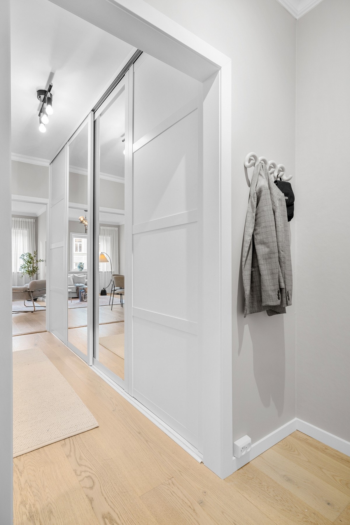 I entréen har du rikelig med oppbevaringsplass i stor plassbygget skyvedørsgarderobe. Galleribilde