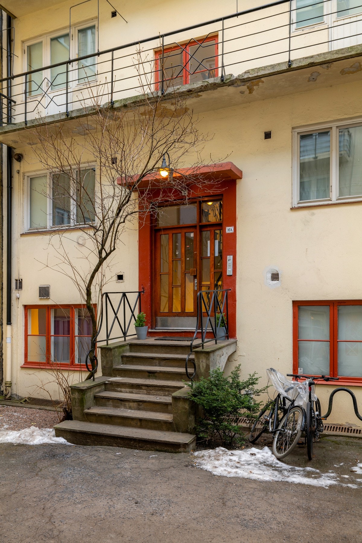 Leiligheten har inngang fra asfaltert gårdsrom. Galleribilde