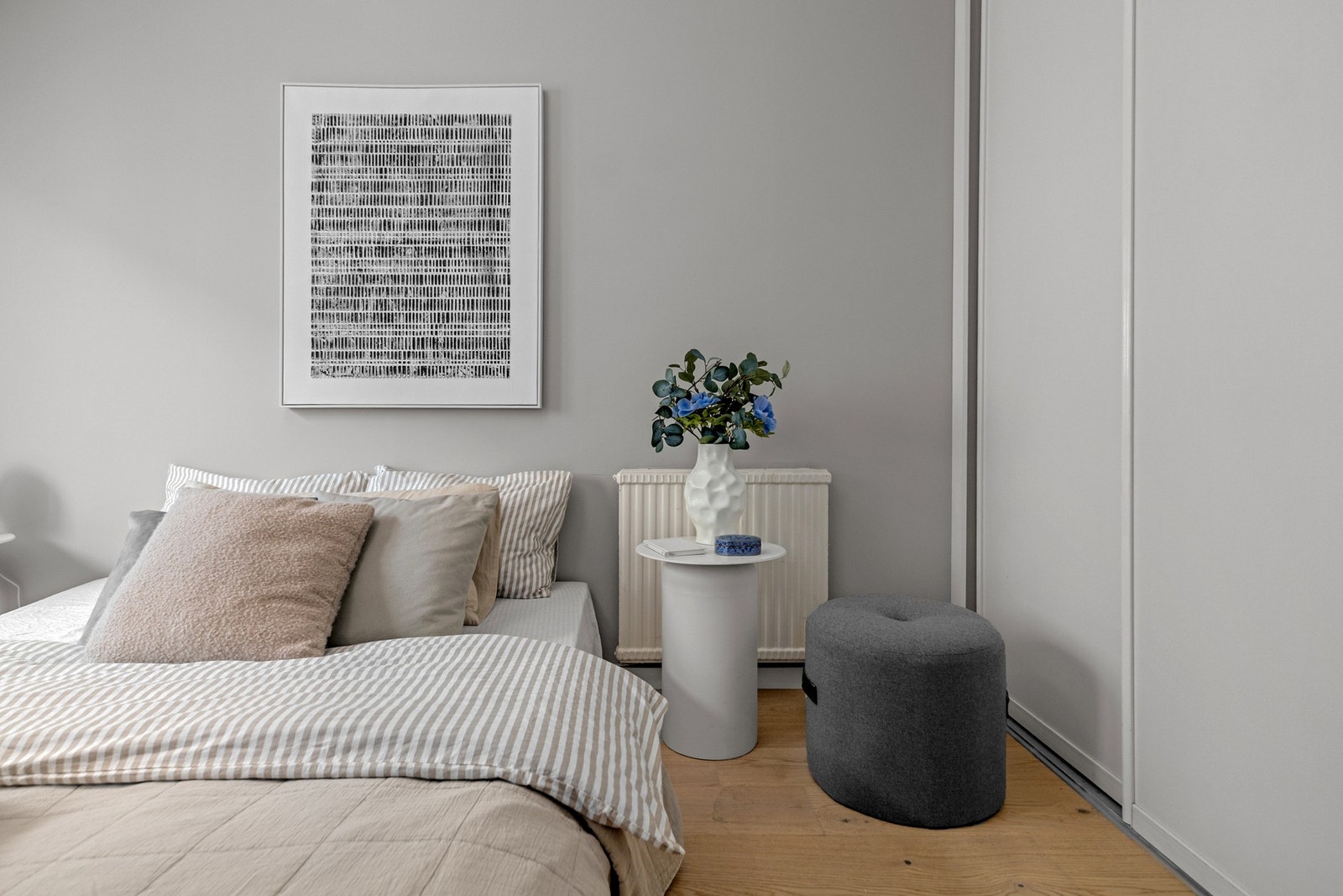 Leiligheten har et lyst og innbydende soverom som vender ut mot rolig bakgård uten biltrafikk. Galleribilde