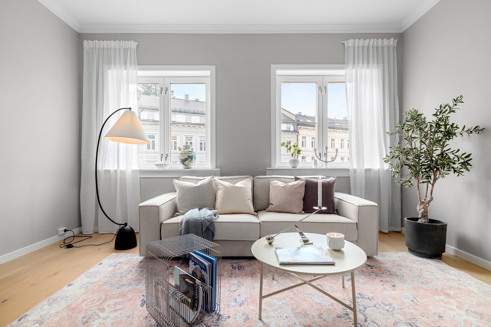 Beliggenheten i byggets 3. etasje med store vindusflater sørger for rikelig med naturlig lys, samtidig som det er lite direkte innsyn. Galleribilde