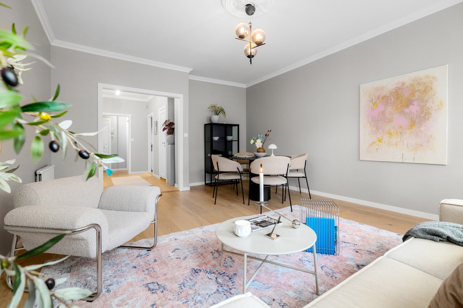 Stuen er romslig med god plass til både sofagruppe med salongbord, mediemøblement med TV og et spisebord. Galleribilde