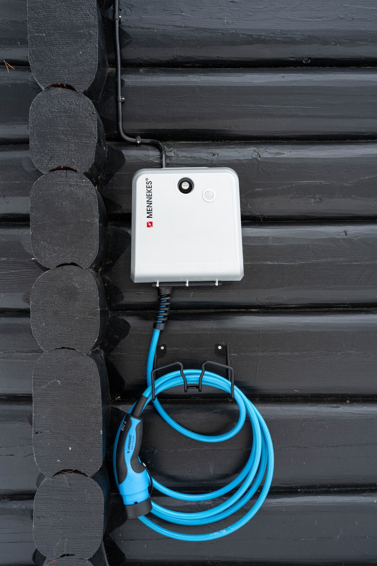 Kjekt med egen elbillader på hytta. Galleribilde