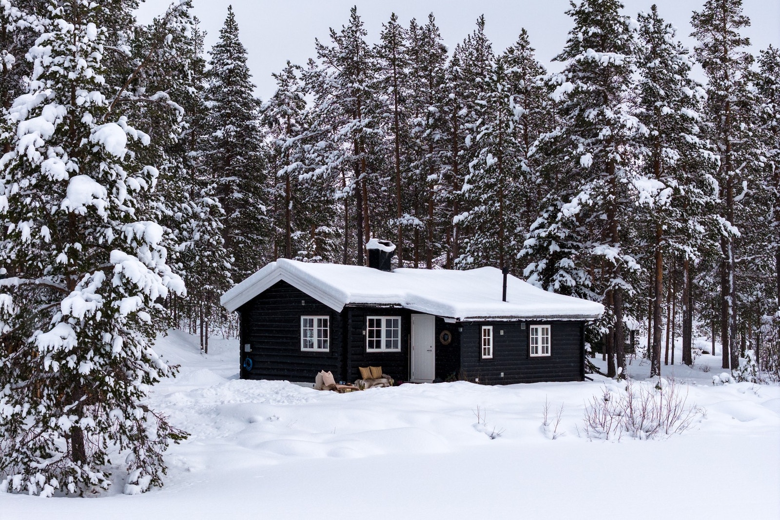 Denne tradisjonelle og koselige hytta ligger ved bredden av et lite tjern.
Eiendomsfoto: Casper Uthus/ Uthus Photography Galleribilde