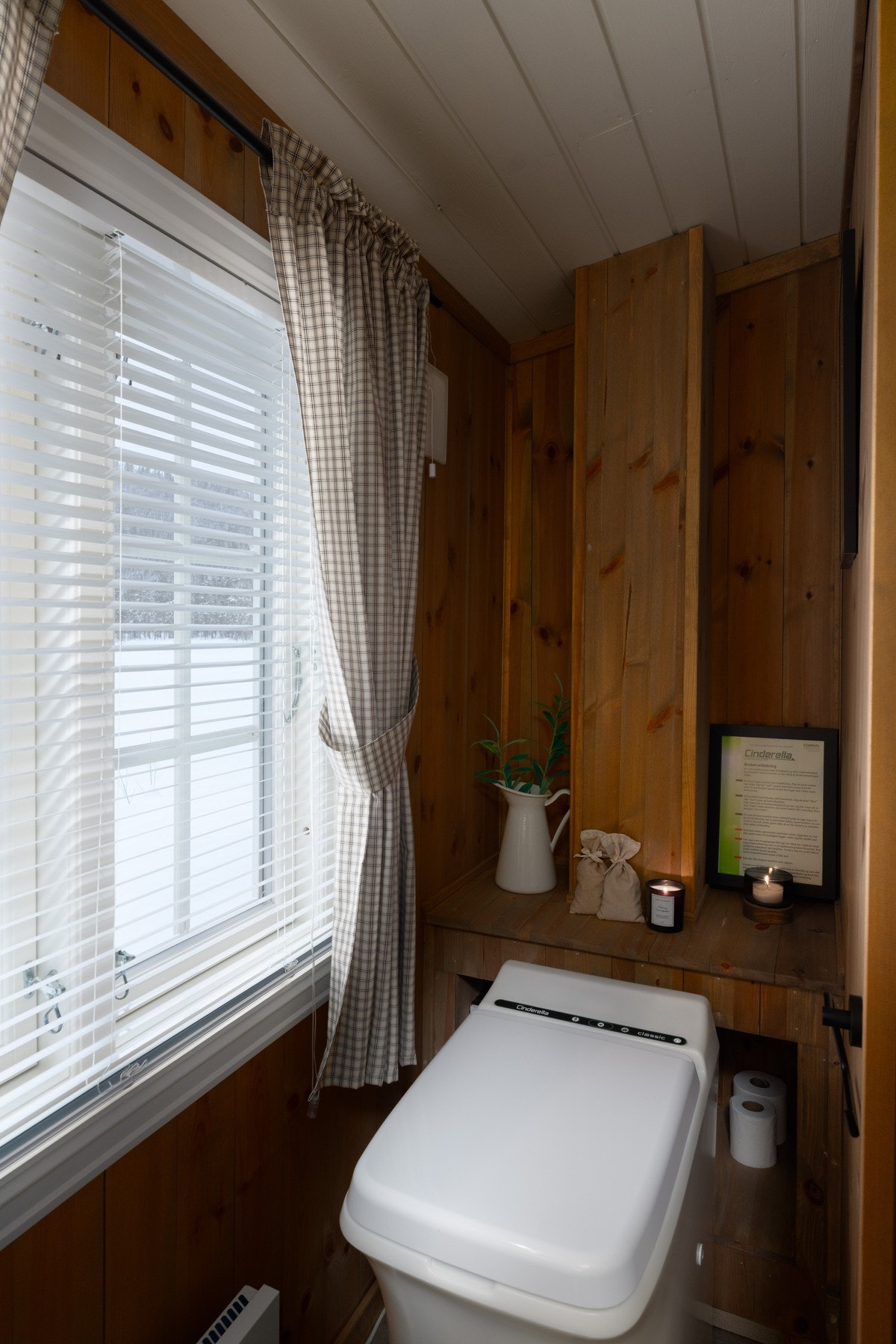 På badet er det forbrenningstoalett av typen Cinderella. Galleribilde