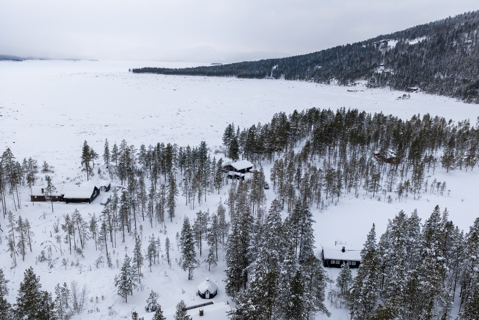 Pålsbufjorden ligger like i nærheten. (Hytta som selges er den nede i høyre hjørne på bildet). Galleribilde