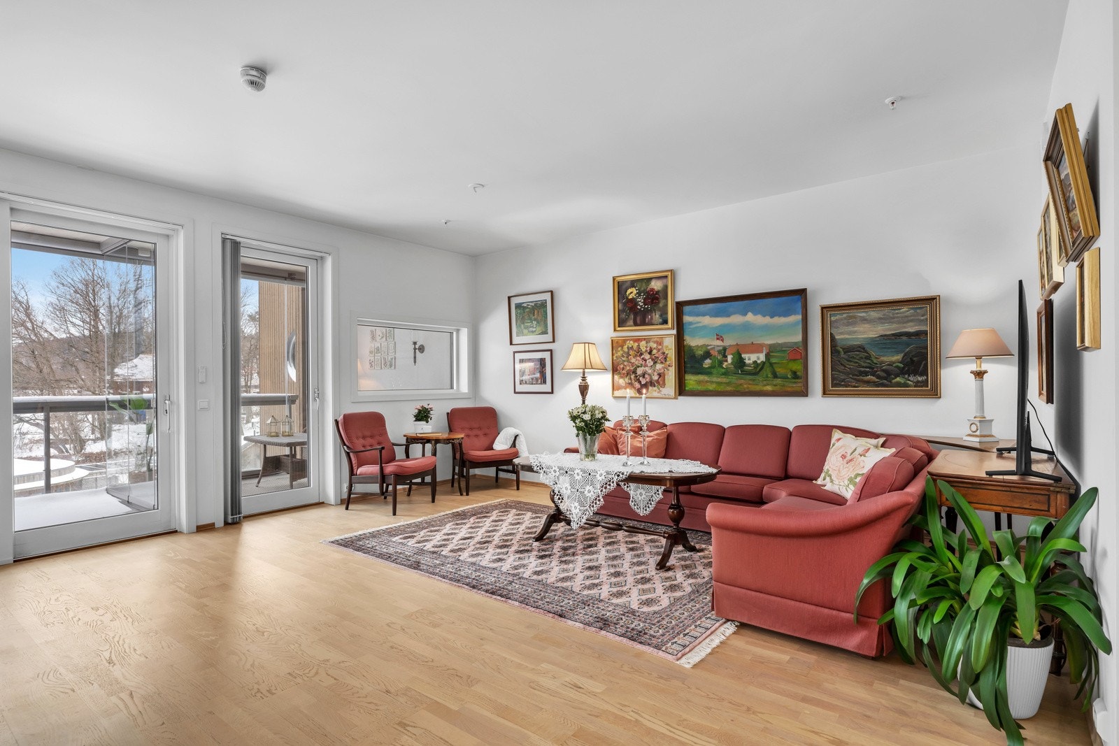 God plass til sittegrupper og spisestuemøblement. Galleribilde