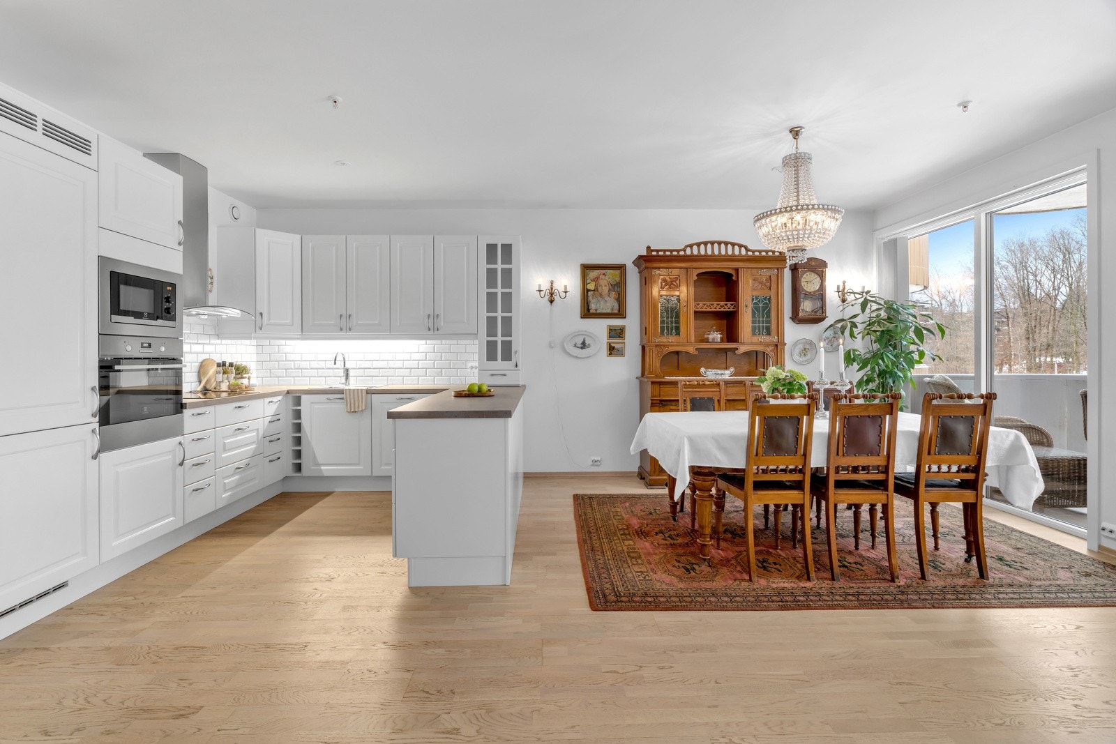 Moderne og stilren kjøkkeninnredning som passer godt inn i den åpne løsningen. Galleribilde