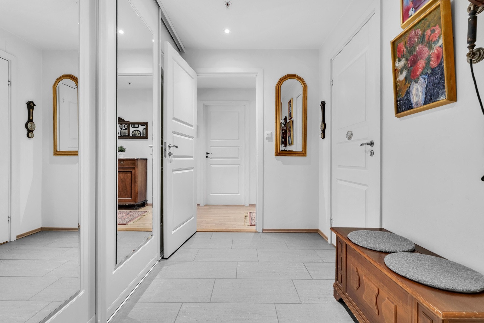 Romslig entré med skyvedørsgarderobe. Galleribilde