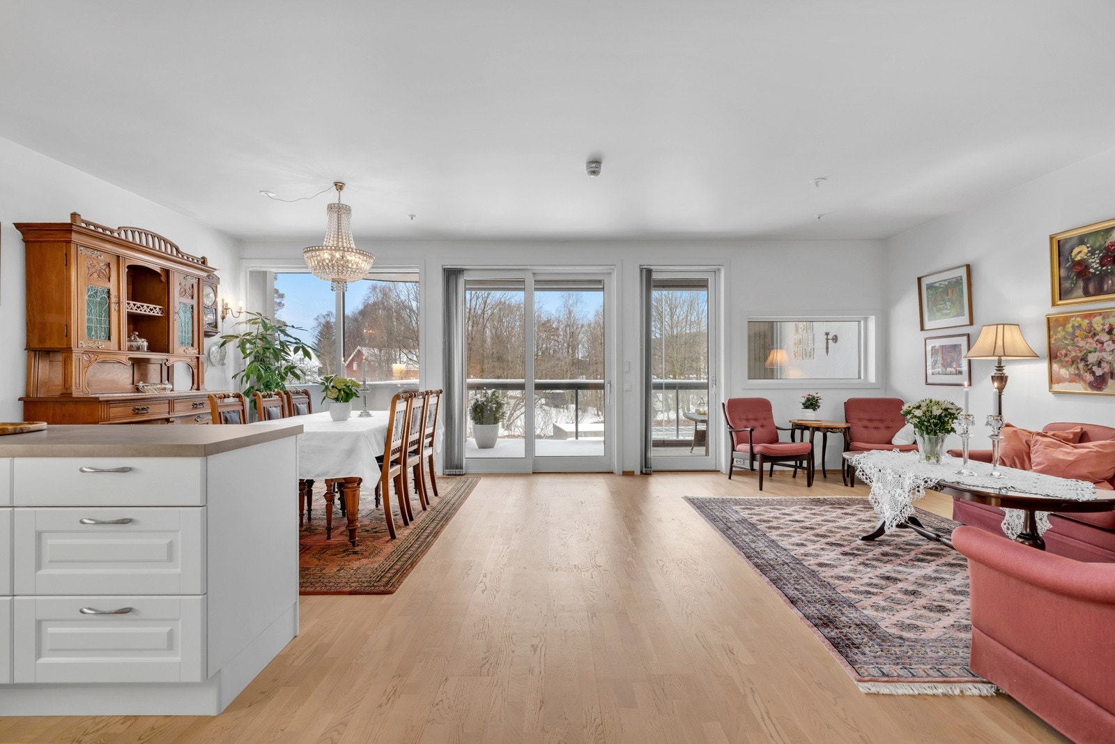 Den romslige kjøkken-, spisestue og stueløsningen er på hele 42,8 kvm. Galleribilde