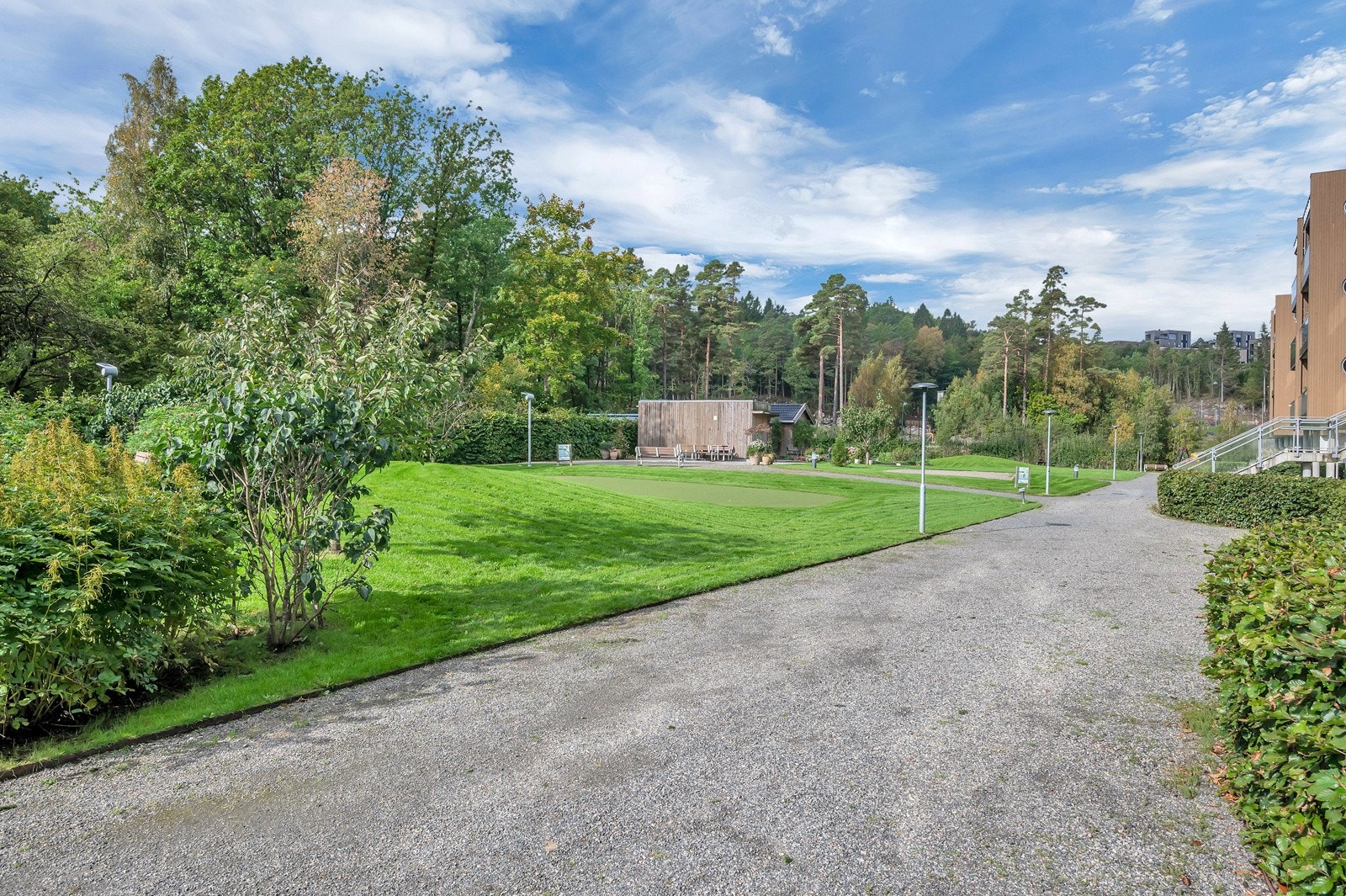 Flotte grøntområder med gangveier mellom servicetilbudene. Galleribilde