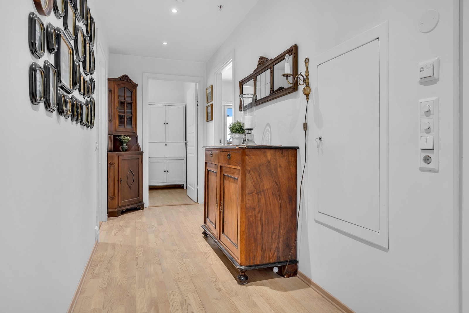 Gang mellom soveromsfløy og stuedel. Galleribilde