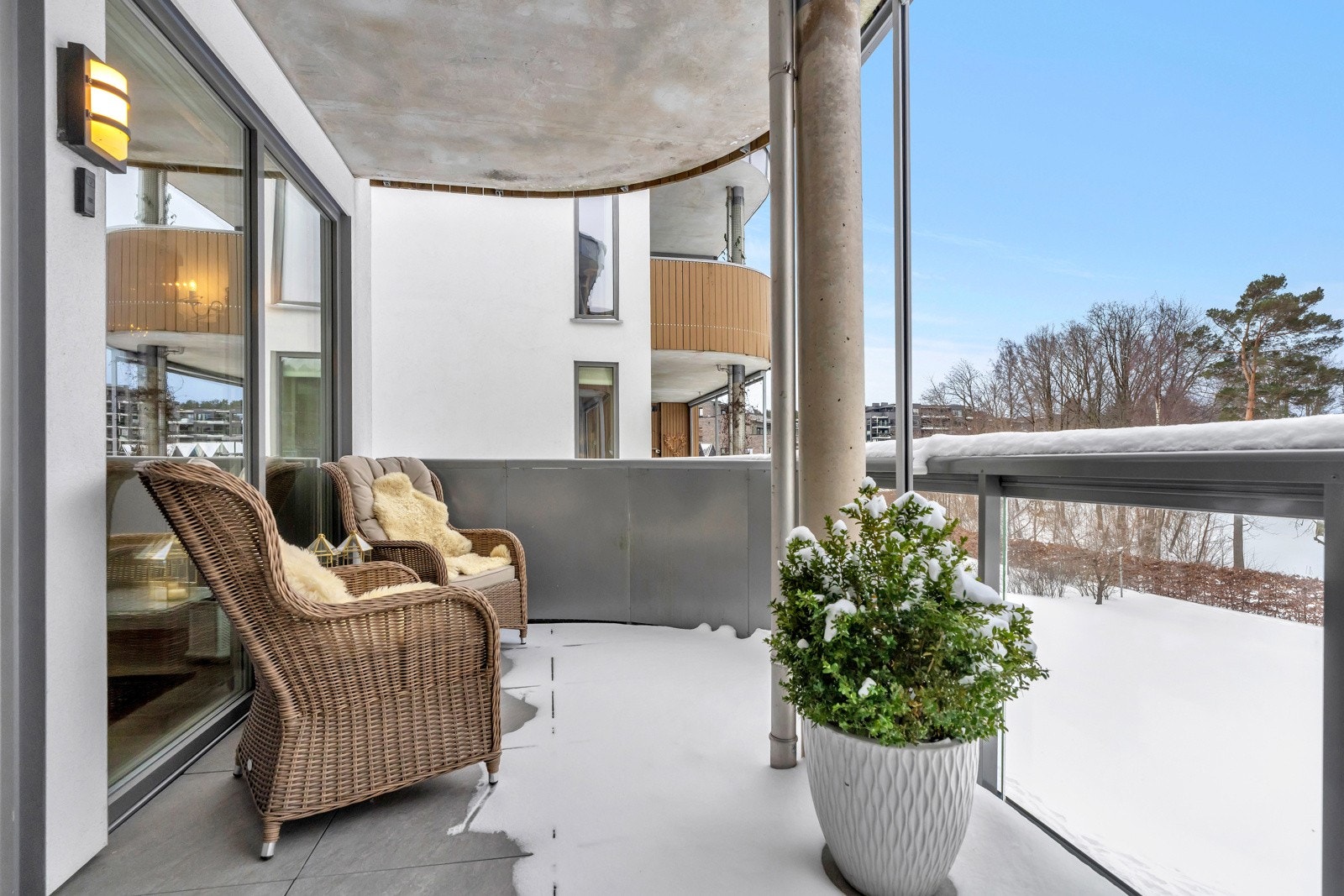 Åpen del av veranda med meget gode solforhold. Galleribilde