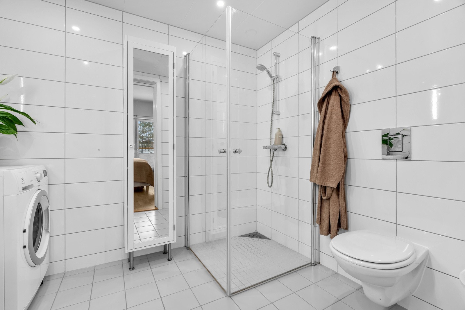 Lekkert, flislagt bad med dusjhjørne. Galleribilde