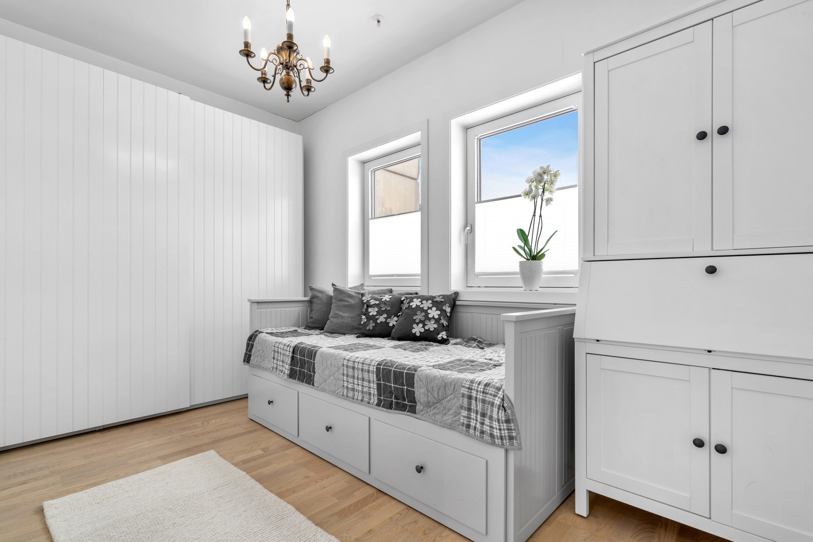 Soverom 2 med skyvedørsgarderobe. Galleribilde