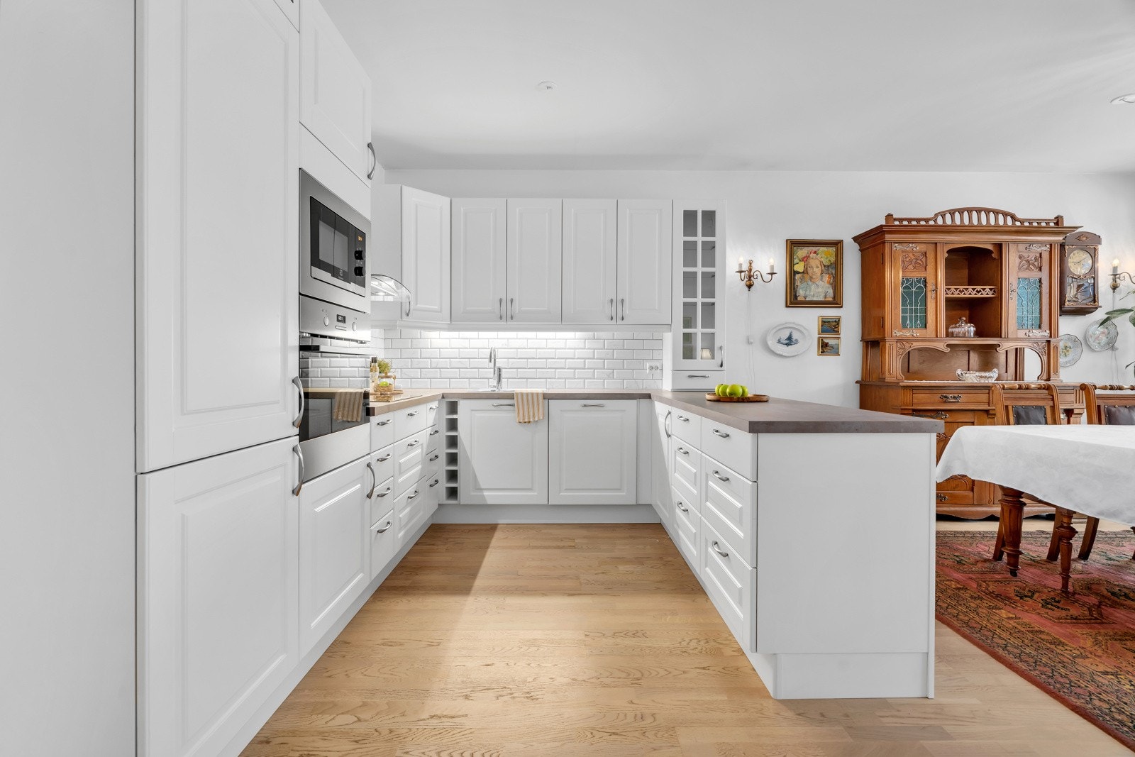 Godt med skuffer/skap på kjøkken, integrert kjøleskap, frys, kokeplate, stekeovn og micro Galleribilde