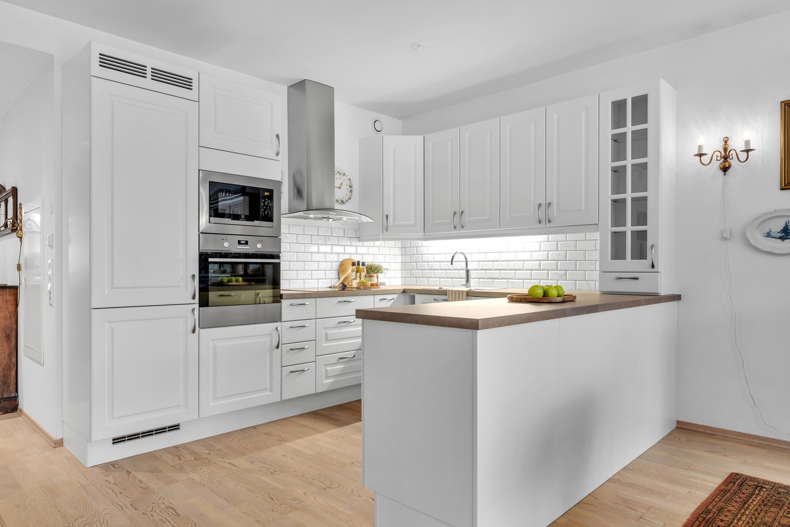 Godt med skuffer/skap på kjøkken, integrert kjøleskap, frys, kokeplate, stekeovn og micro Galleribilde