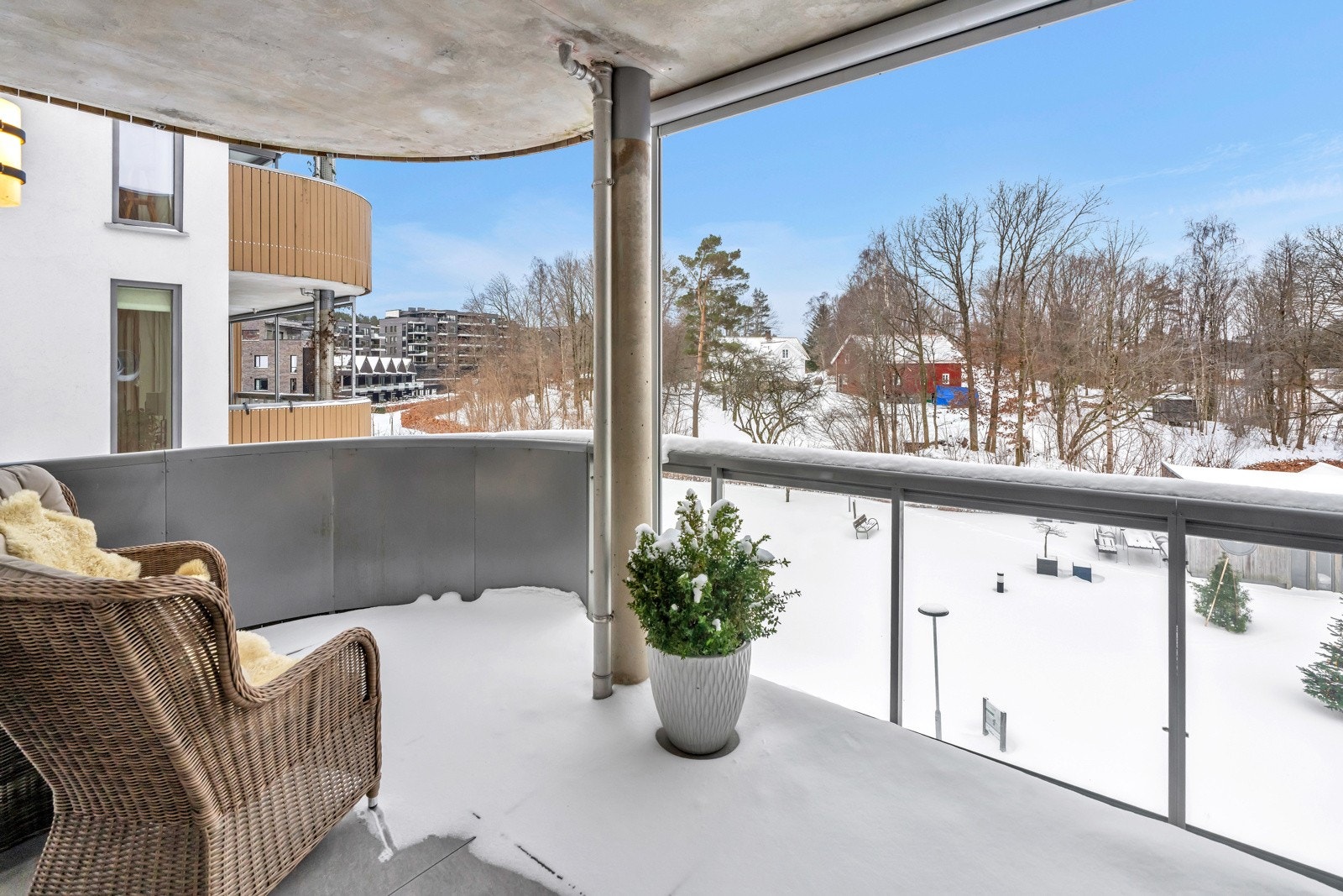 Veranda veder mot sydvest og har meget gode solforhold. Galleribilde