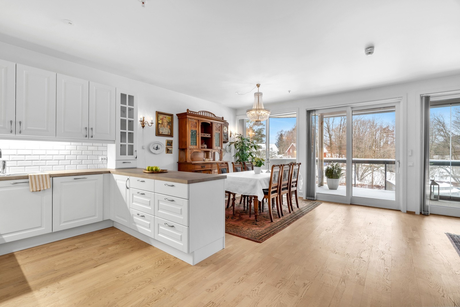 Den romslige kjøkken-, spisestue og stueløsningen er på hele 42,8 kvm. Galleribilde