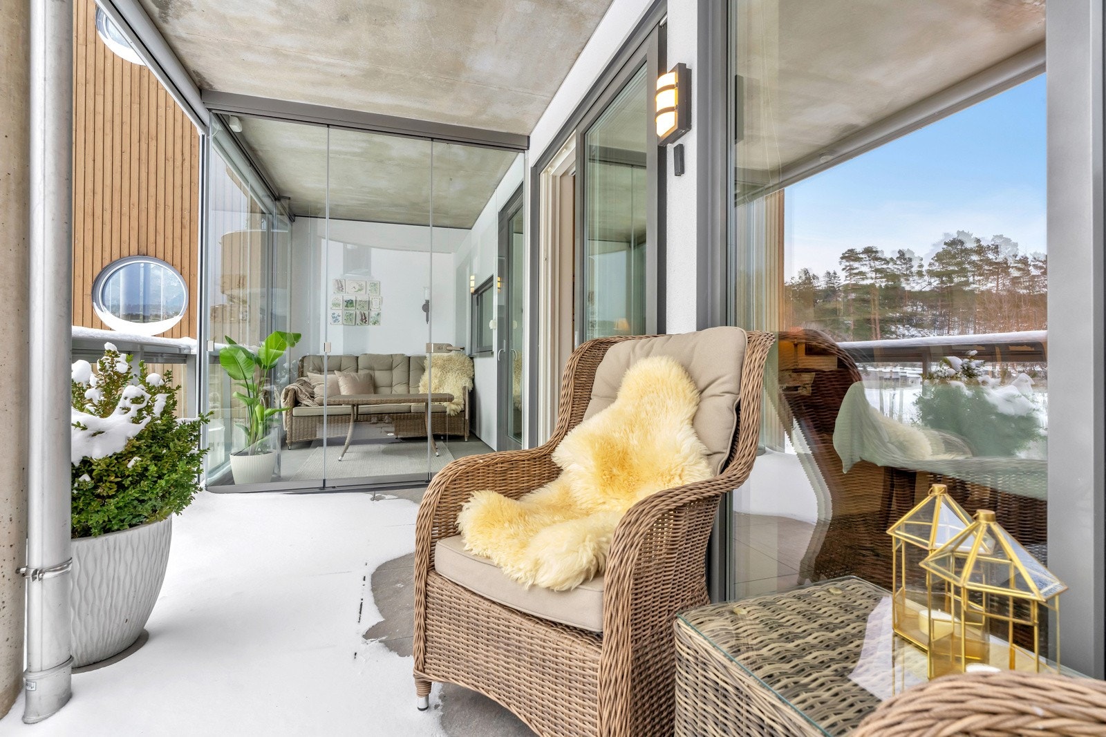 God plass til sittegrupper, grill, blomsterkrukker etc. Galleribilde