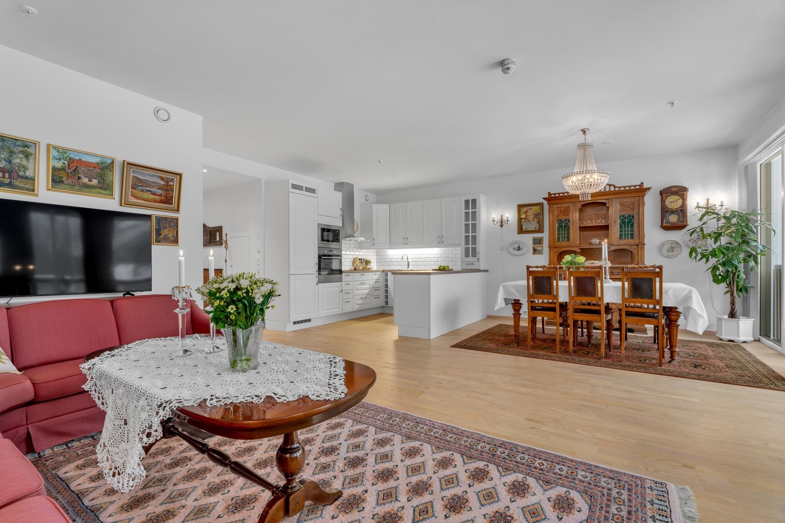 Lys, romslig stue med åpen kjøkkenløsning. Galleribilde