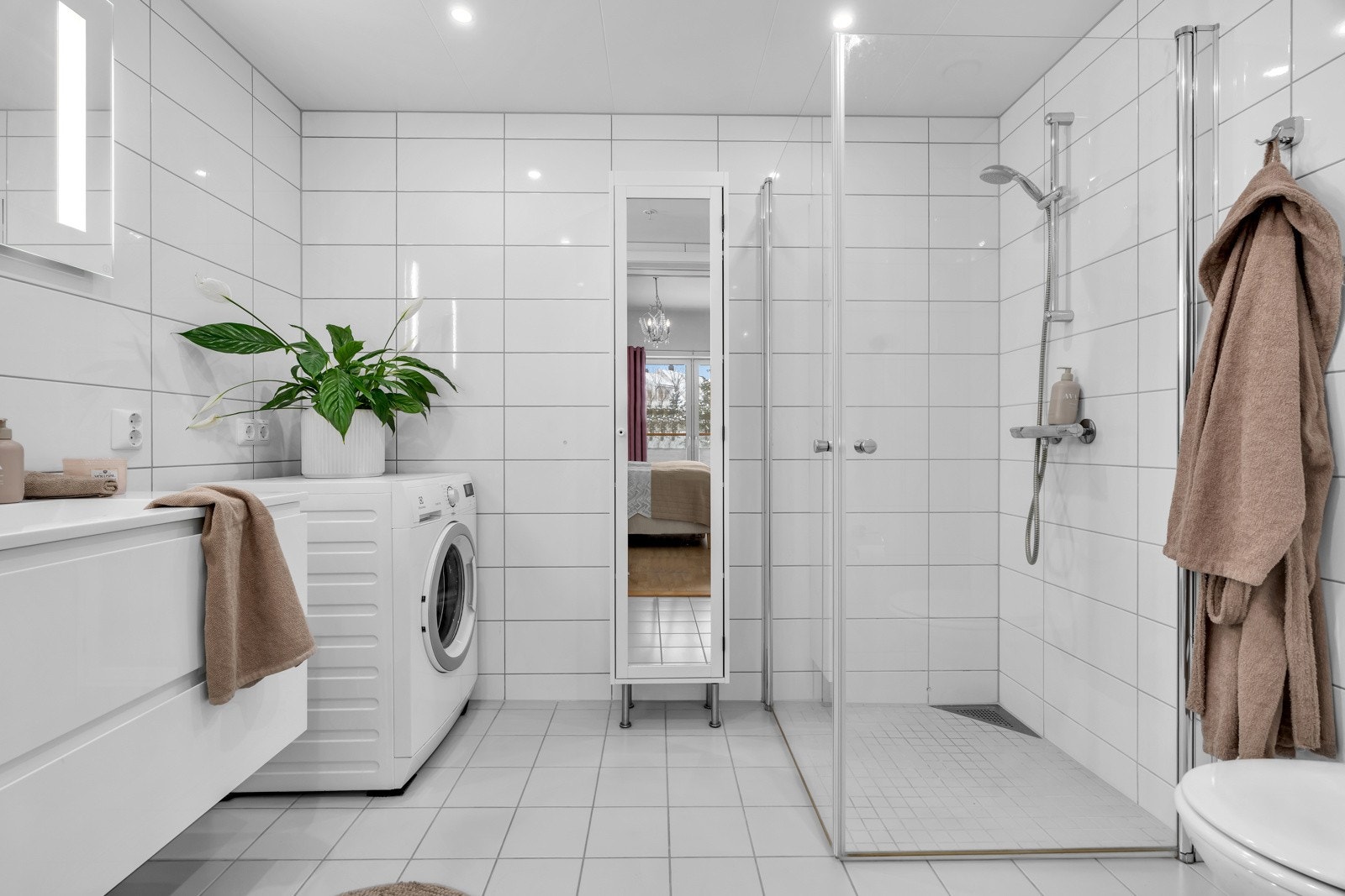 Lekkert, flislagt bad med dusjhjørne. Galleribilde