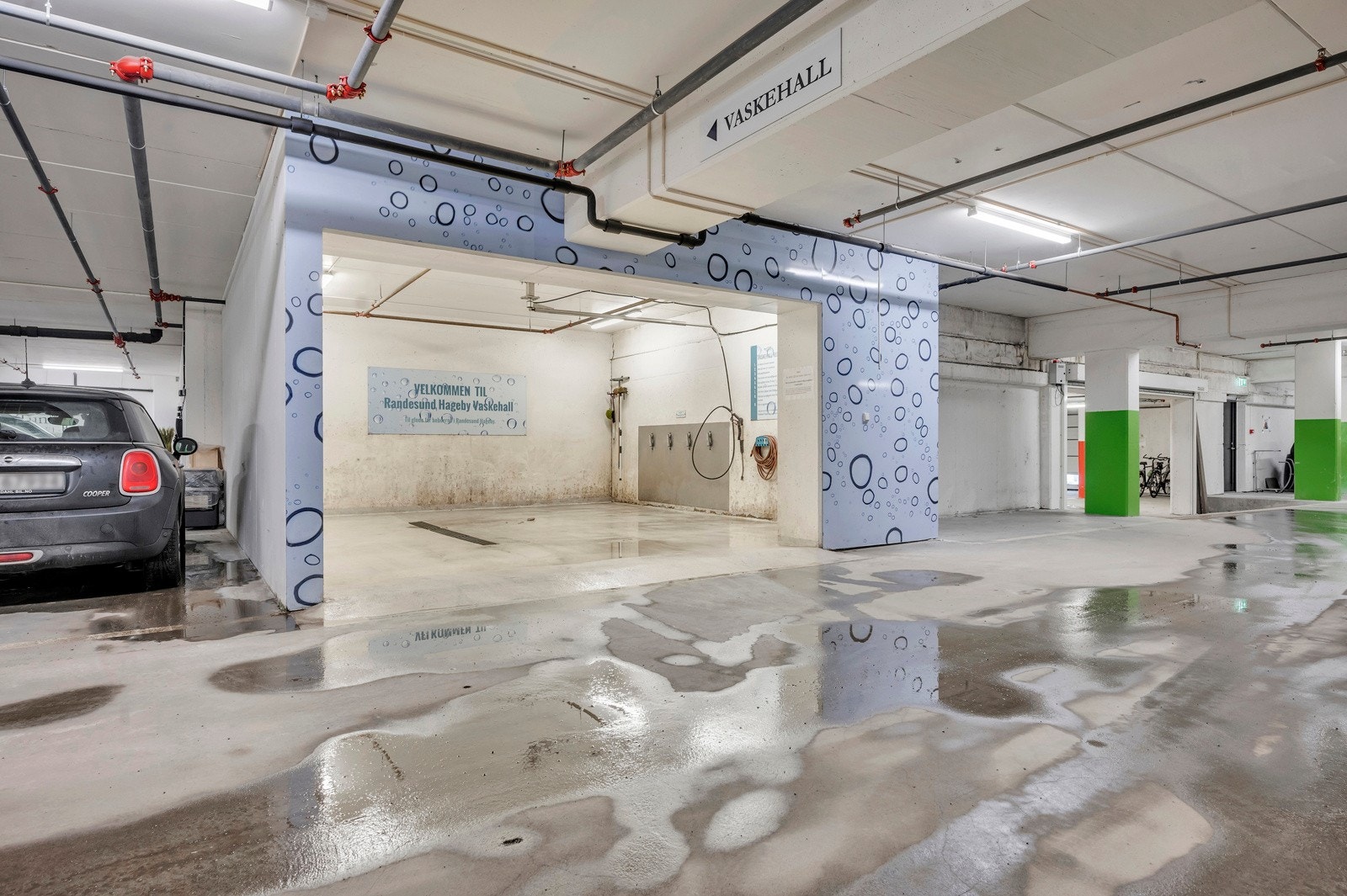 Vaskeplass til bil i parkeringskjeller. Galleribilde