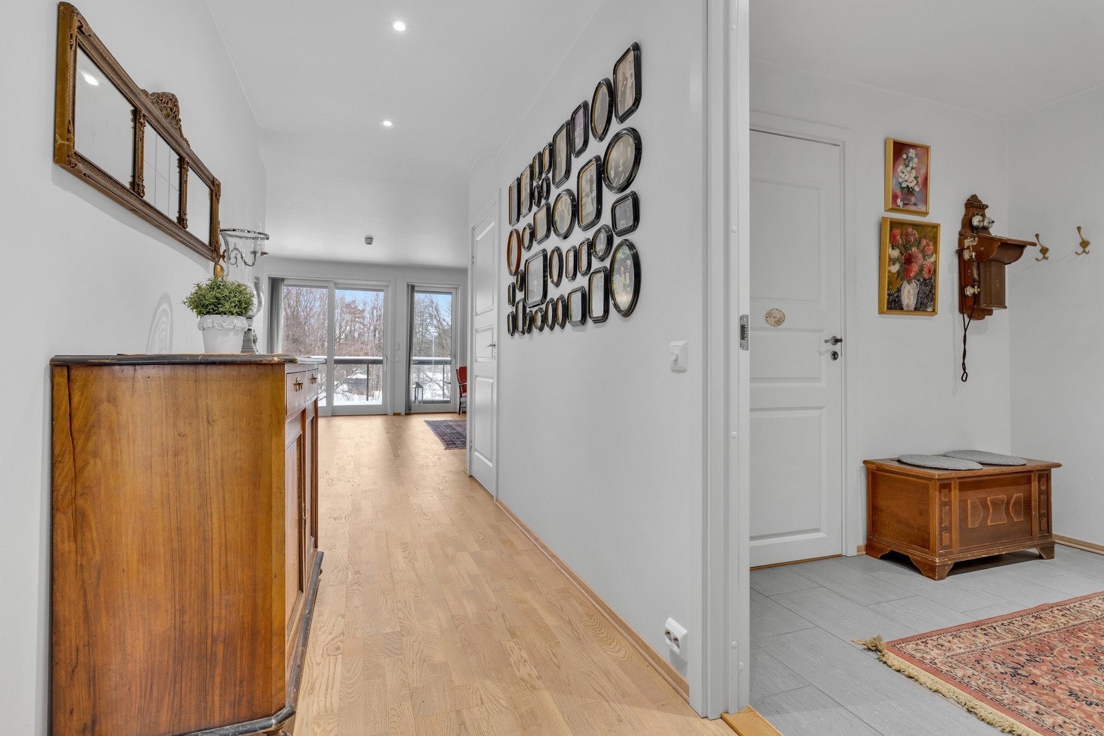 Gang mellom soveromsfløy og stuedel. Galleribilde