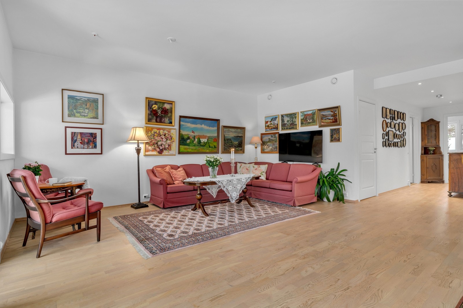 God plass til sittegrupper og spisestuemøblement. Galleribilde