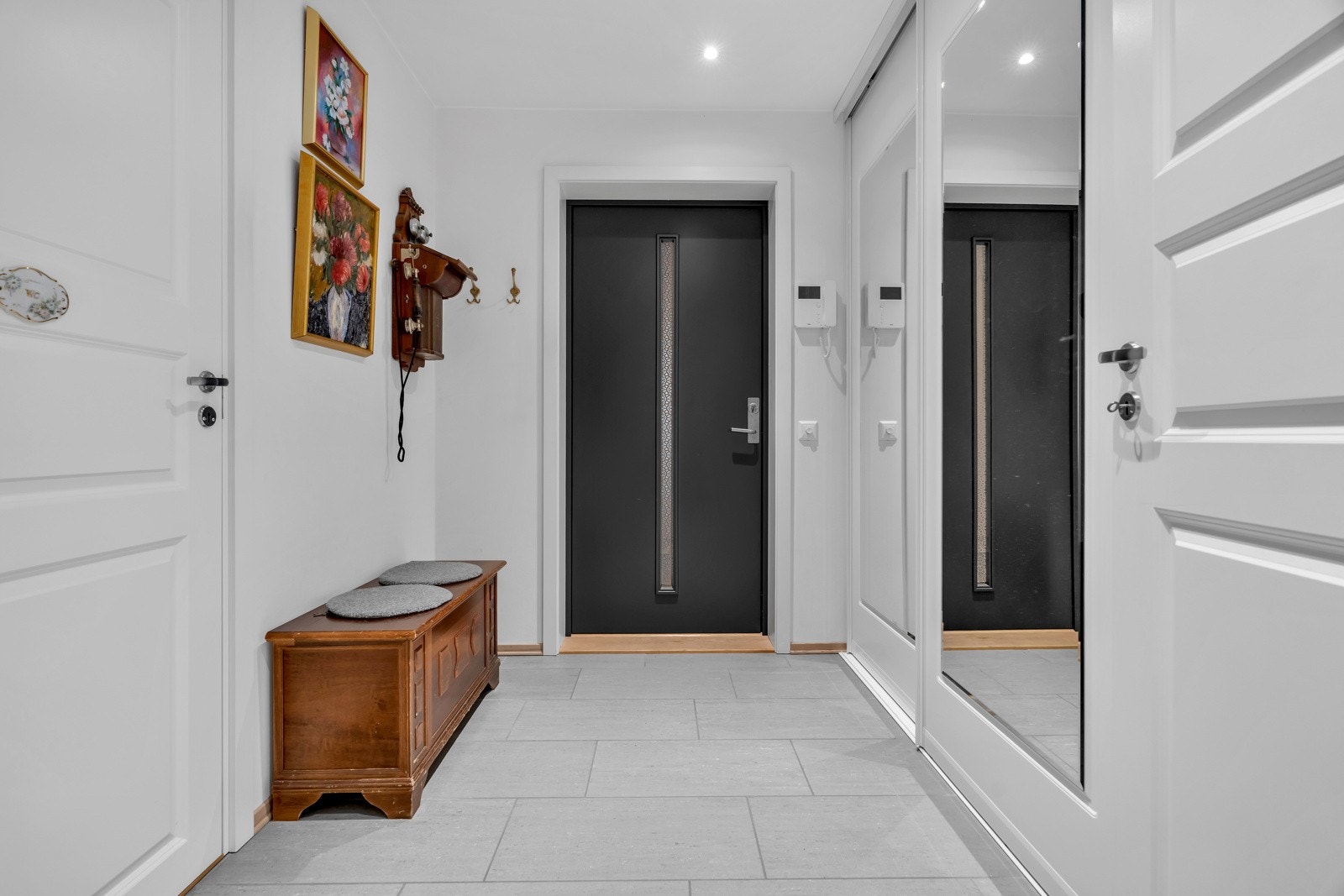 Romslig entré med skyvedørsgarderobe. Galleribilde