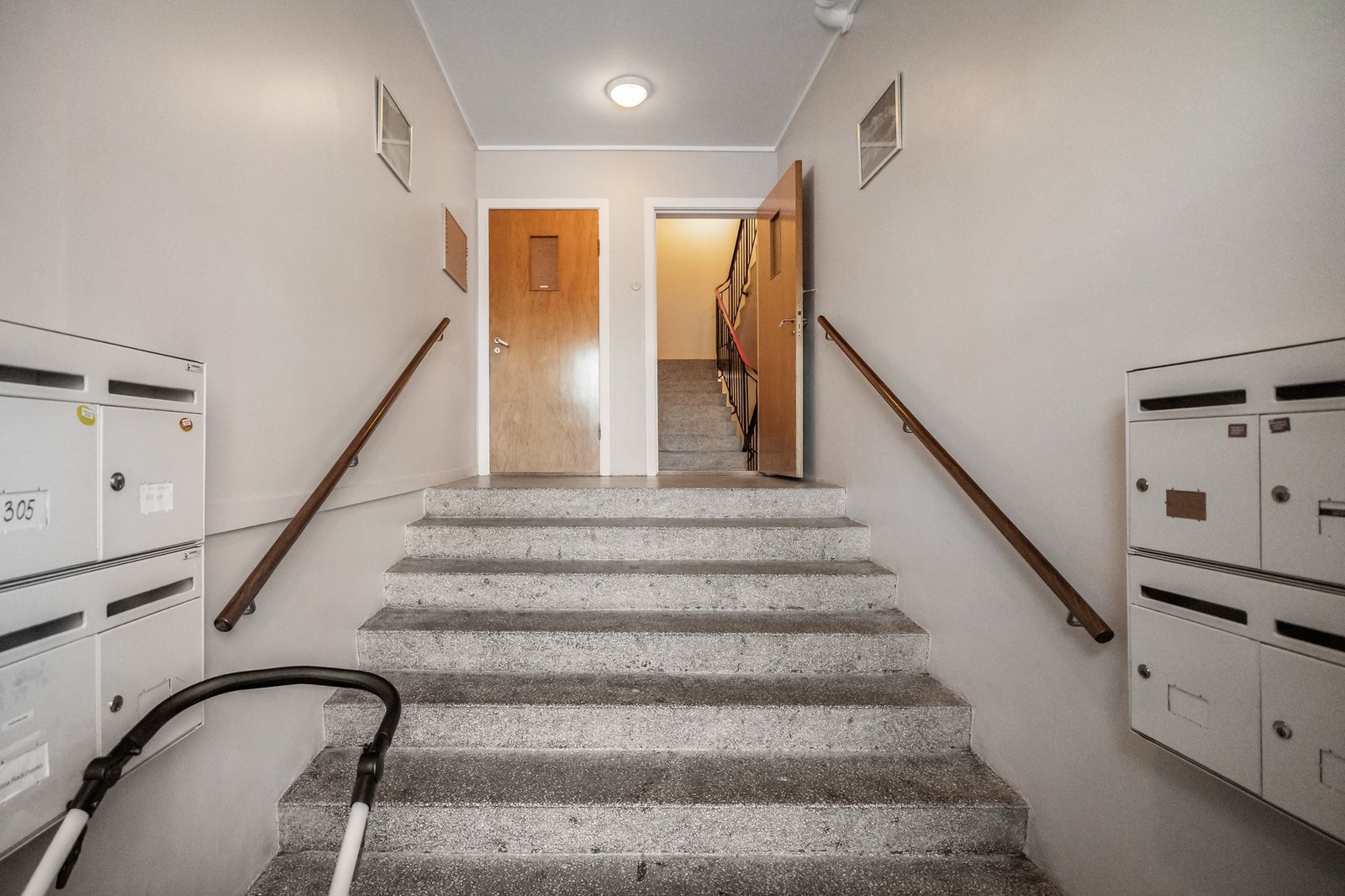 Inngangspartiet til bygget med innendørs postkasser. Galleribilde