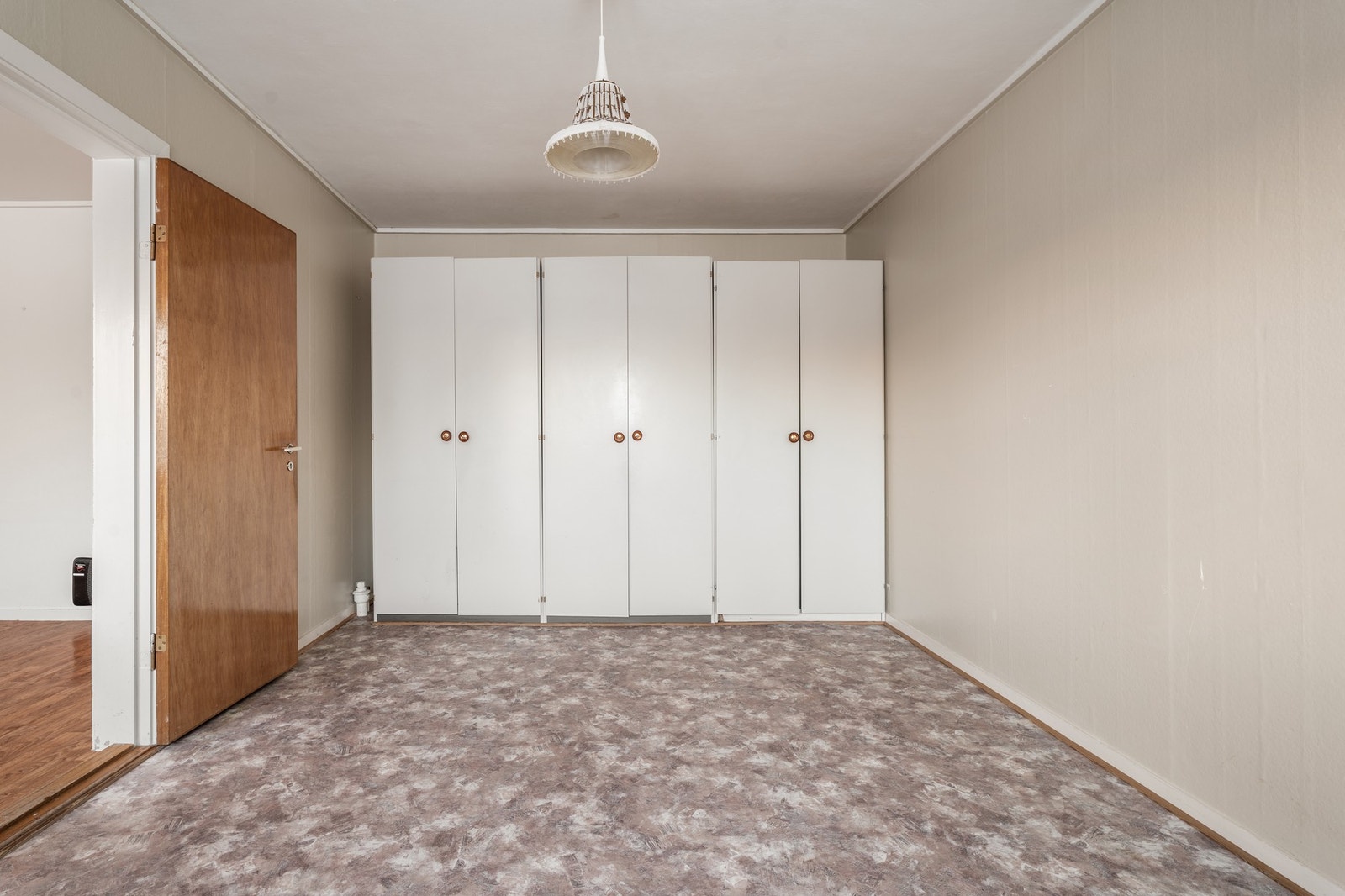 Her er det god plass til stor dobbeltseng og ønsket garderobeløsning. Galleribilde