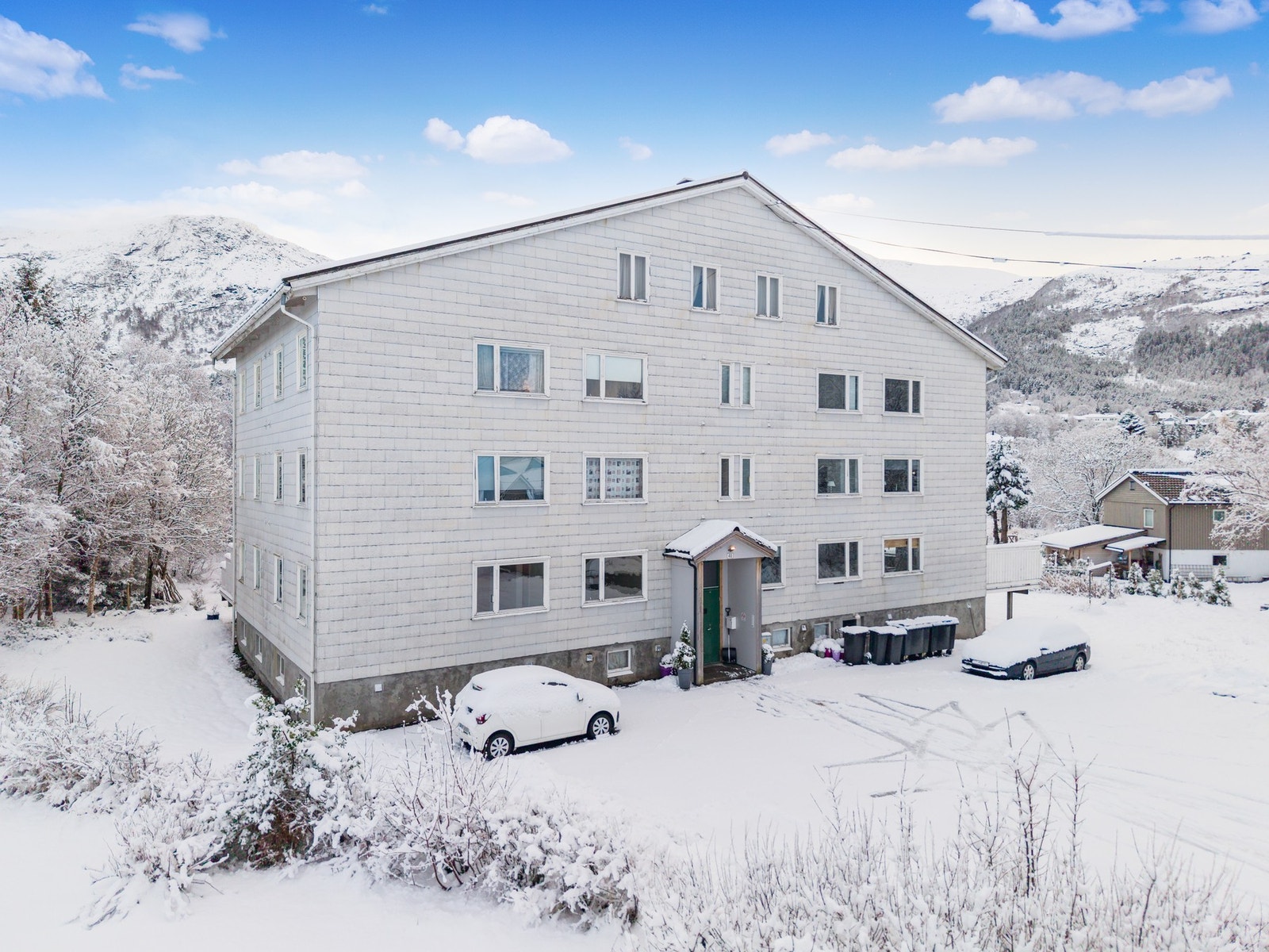 Mulighet for parkering på utsiden av bygget. Galleribilde