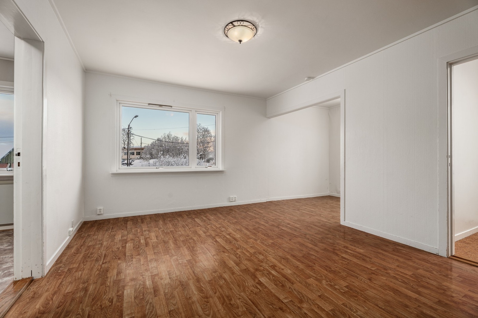 Åpen løsning mellom stue og spisestue. Galleribilde