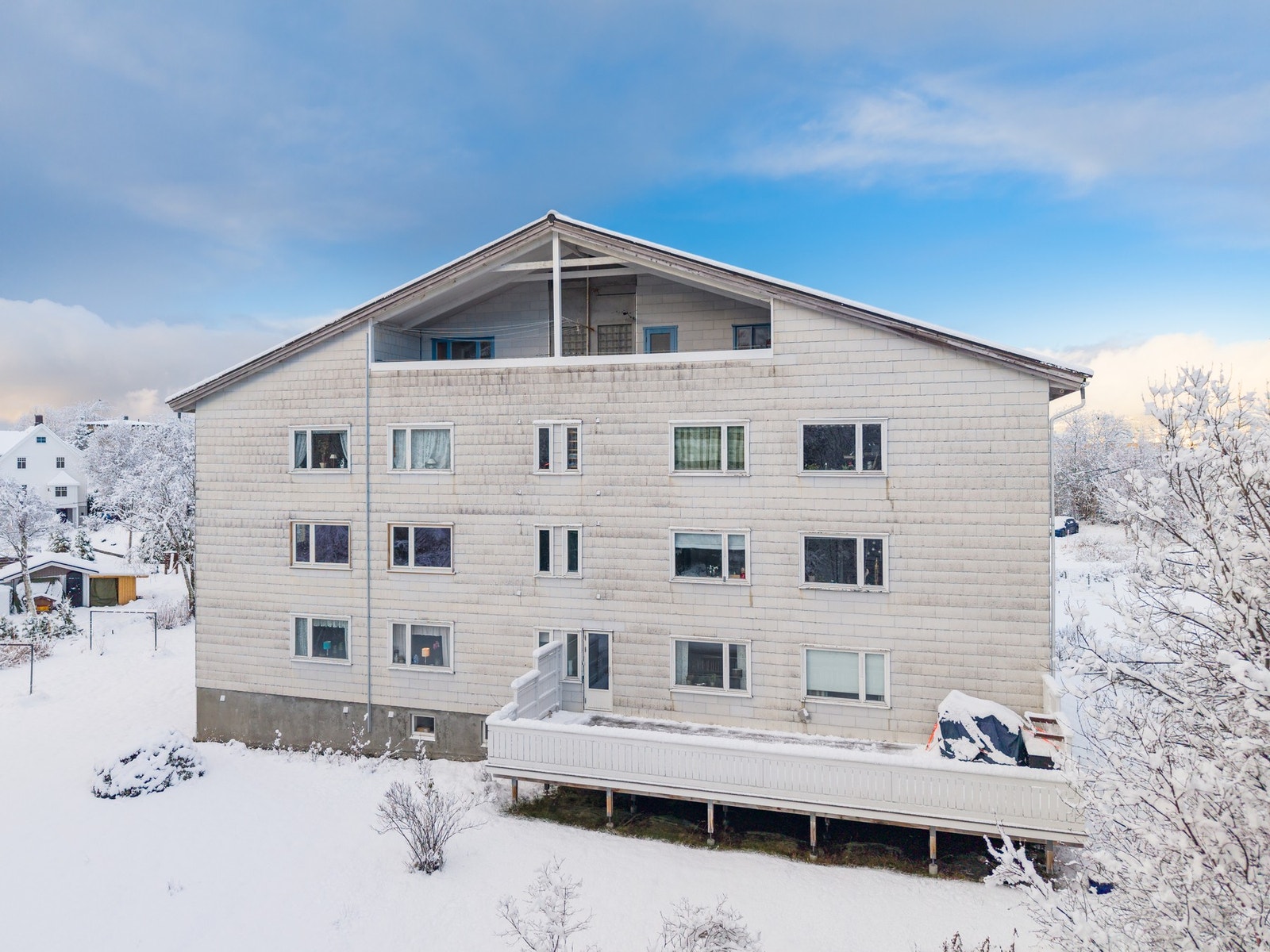 Baksiden av bygget med felles takterrasse. Galleribilde