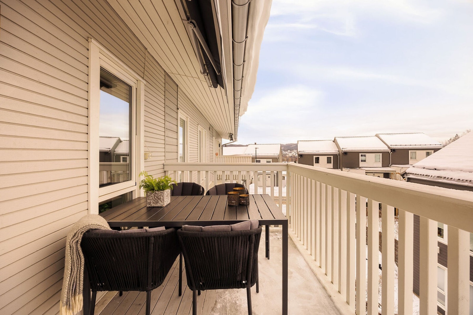 Fra stuen er det direkte utgang til en solrik, sydvestvendt balkong på ca. 7,5 m², som fungerer som en naturlig forlengelse av oppholdsrommet i sommerhalvåret. Galleribilde