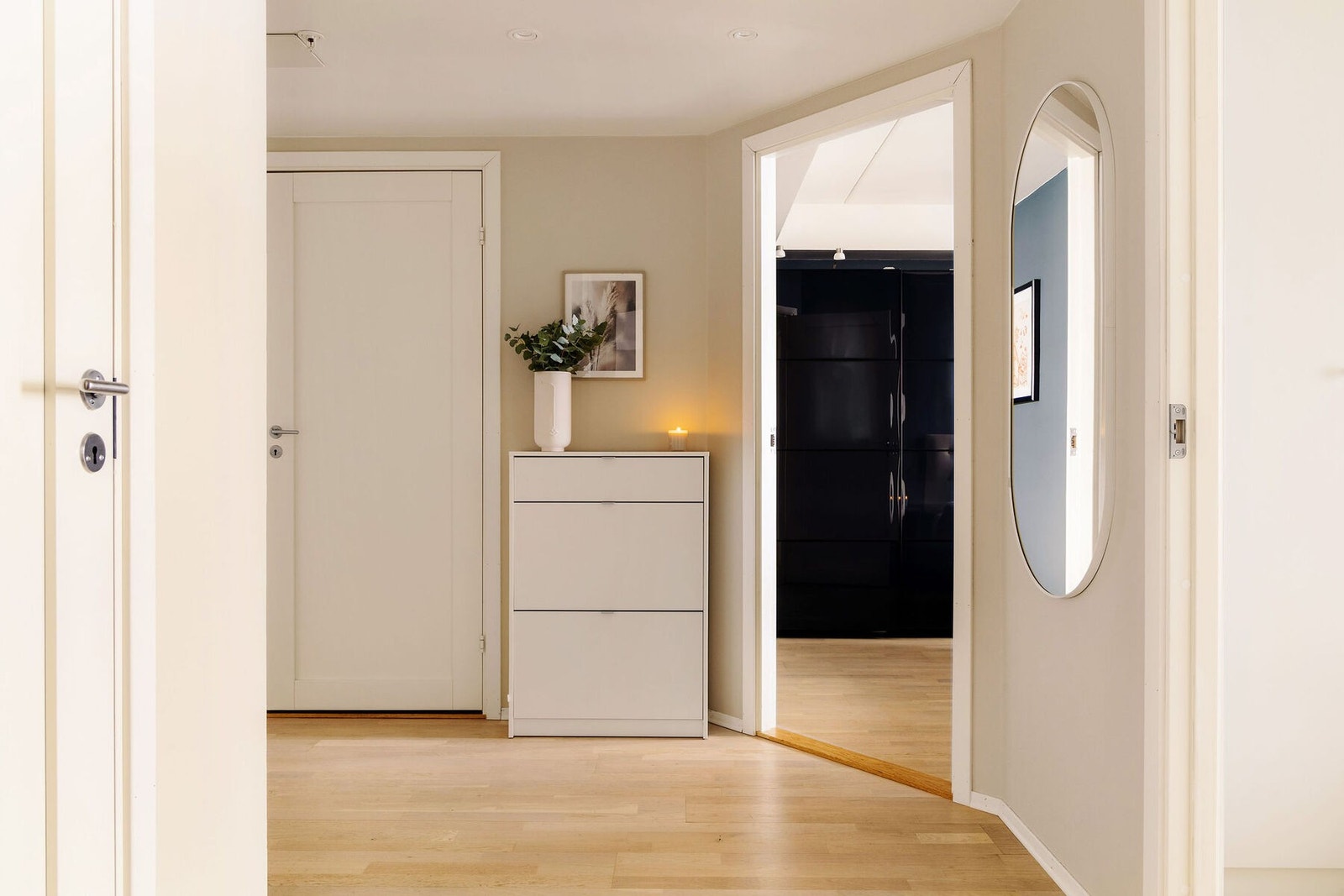 Boligen har tre romslige og lyse soverom med gode planløsninger og plass til både seng, garderobeløsning og øvrig møblement. Galleribilde