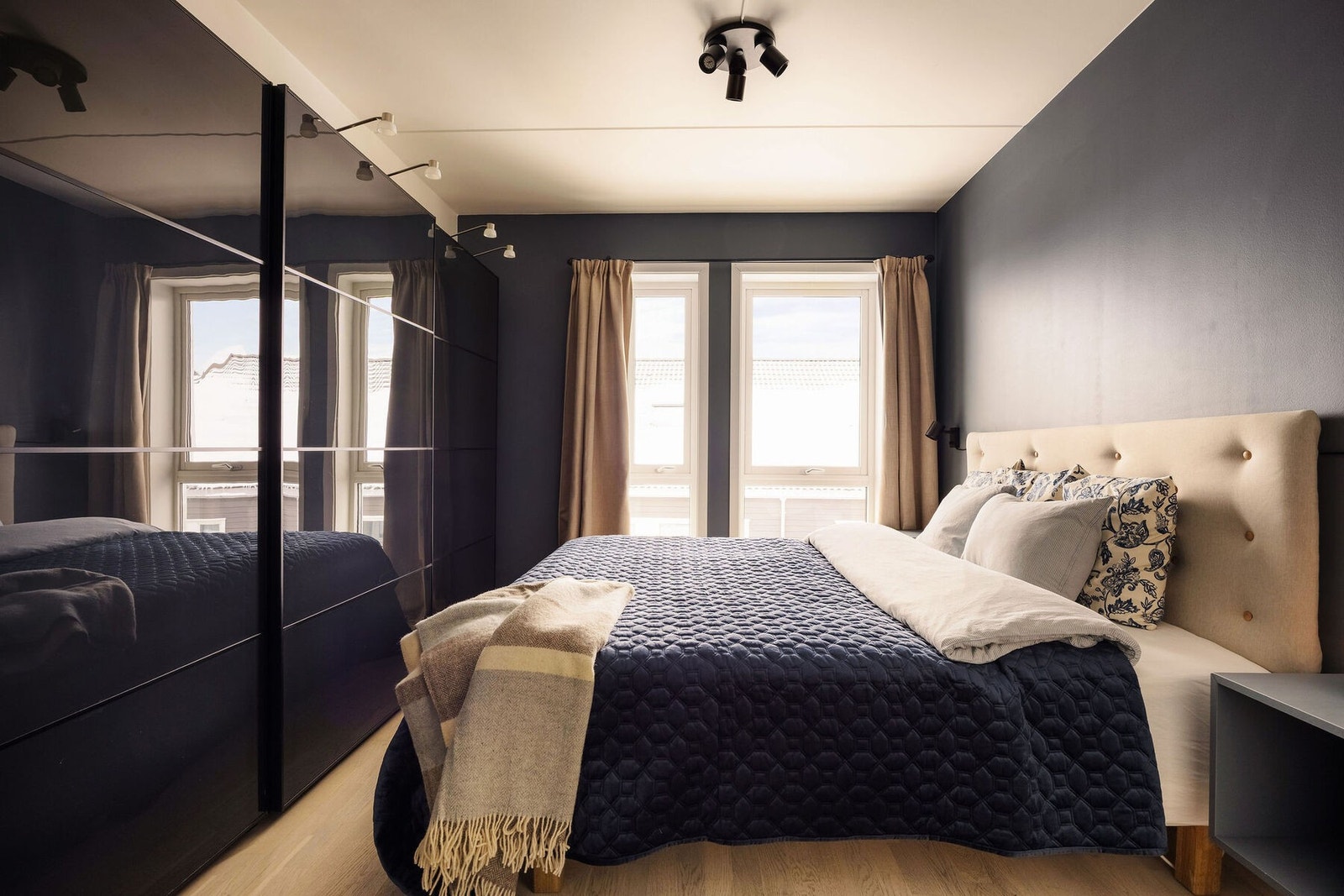 Hovedsoverommet er utstyrt med et stort garderobeskap som gir rikelig med oppbevaringsplass. Galleribilde