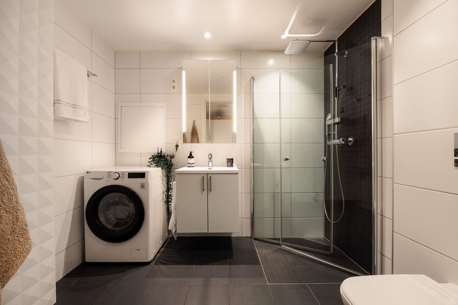 Baderommet er fra 2017 og fremstår moderne, delikat og svært funksjonelt med flislagte overflater og behagelig gulvvarme Galleribilde