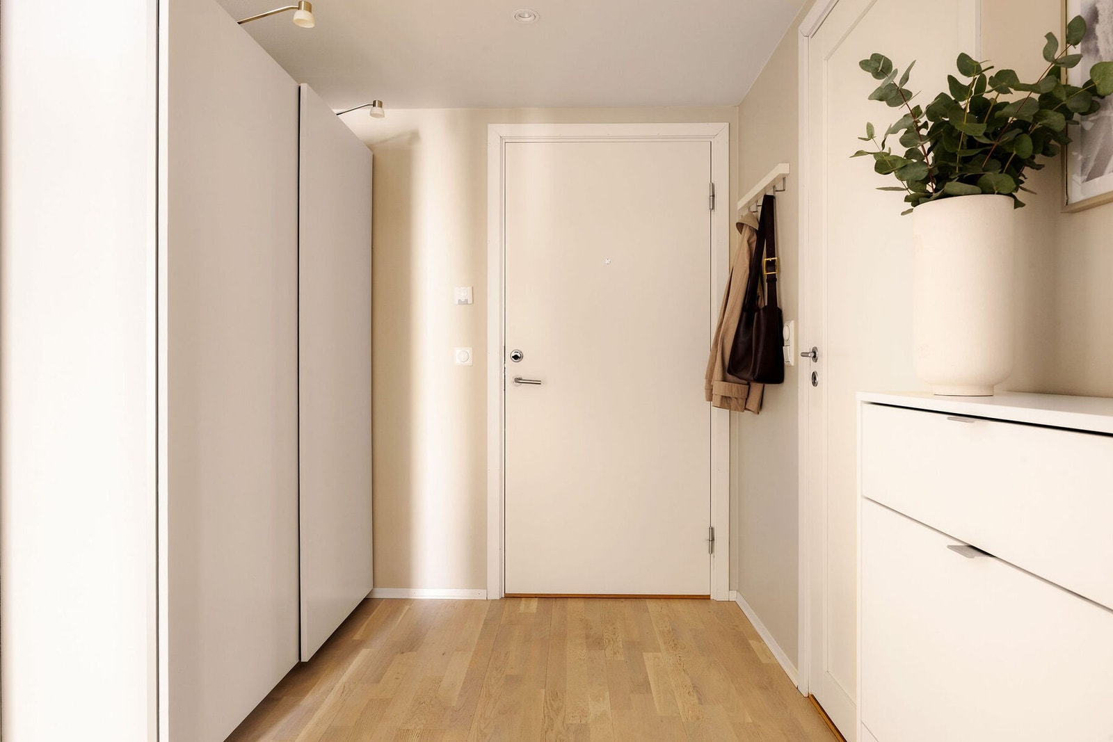 Her er det god plass til både skoskap og oppheng for yttertøy, i tillegg er det god plass til skyvedørsgarderobe som gir rikelig med oppbevaringsplass. Galleribilde