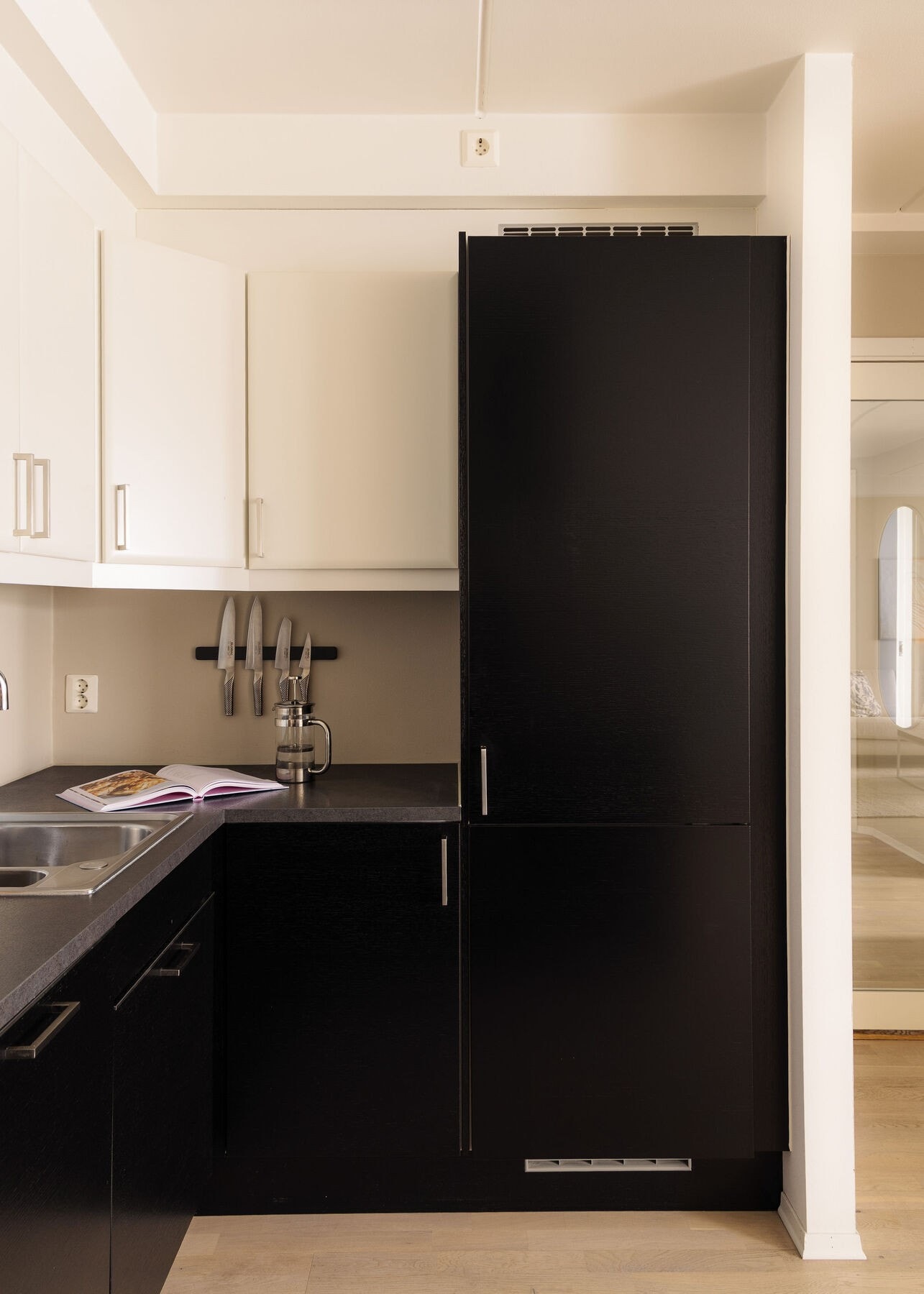 Kjøkkenet er utstyrt med integrerte hvitevarer som kjøleskap, oppvaskmaskin, stekeovn og platetopp, samt fritthengende ventilator. Galleribilde