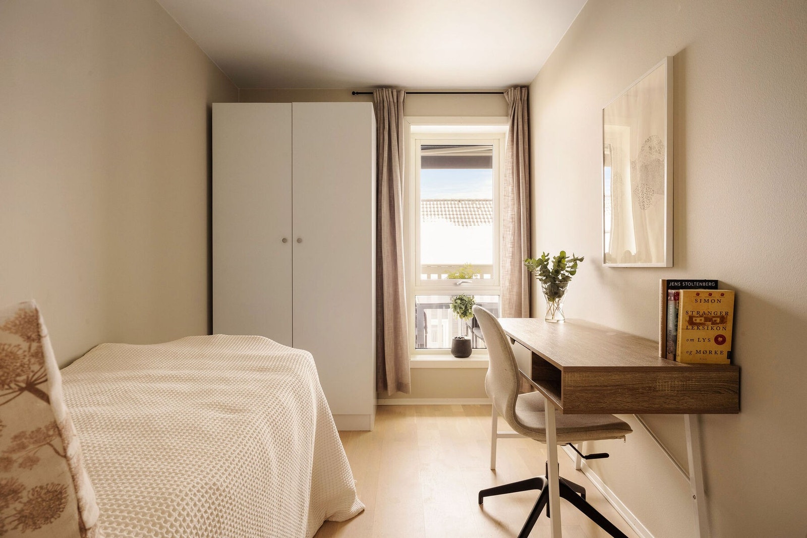 Det gjøres oppmerksom på at rommet som omtales som "soverom 3" nærmest stuen, ikke er omsøkt som soverom, les mer under "midlertidig brukstillatelse og ferdigattest". Galleribilde